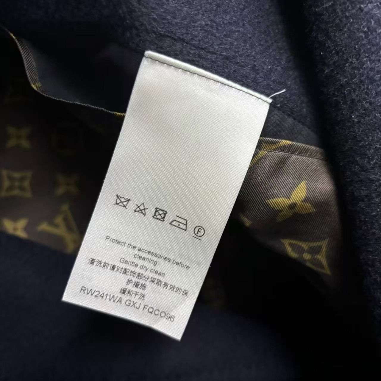 Louis Vuitton Louis Vuitton Navy Double-Breasted Coat Size XS / US 0-2 / IT 36-38 - 3 Thumbnail
