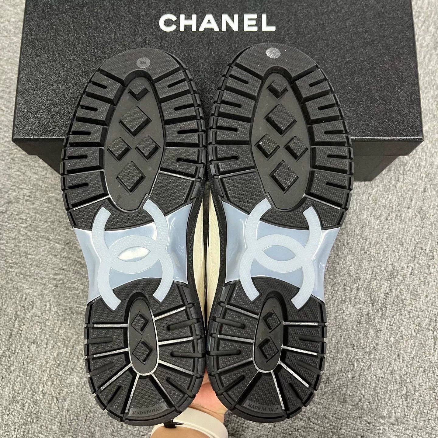 Chanel Chanel 25 White Black Calf Leather Low-Top Size US 6 / IT 36 - 4 Thumbnail