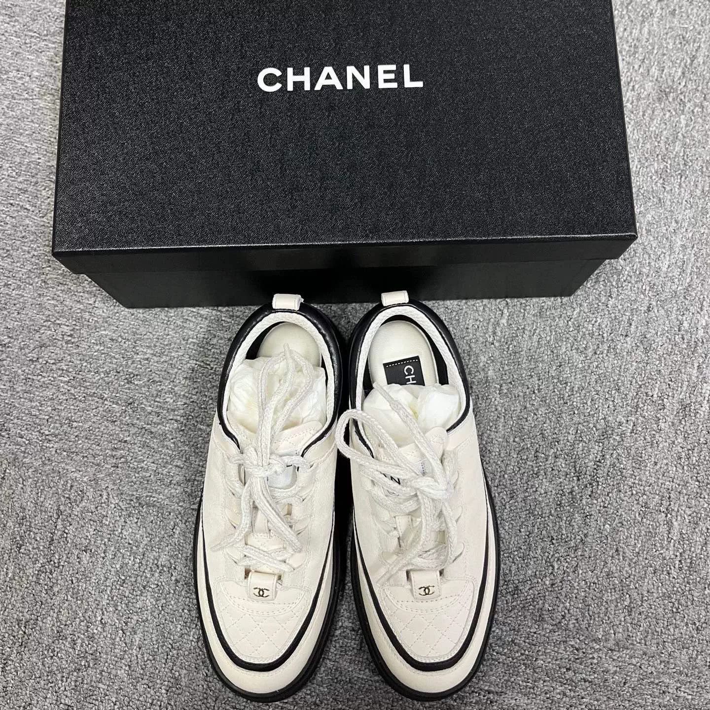 Chanel Chanel 25 White Black Calf Leather Low-Top Size US 6 / IT 36 - 2 Thumbnail