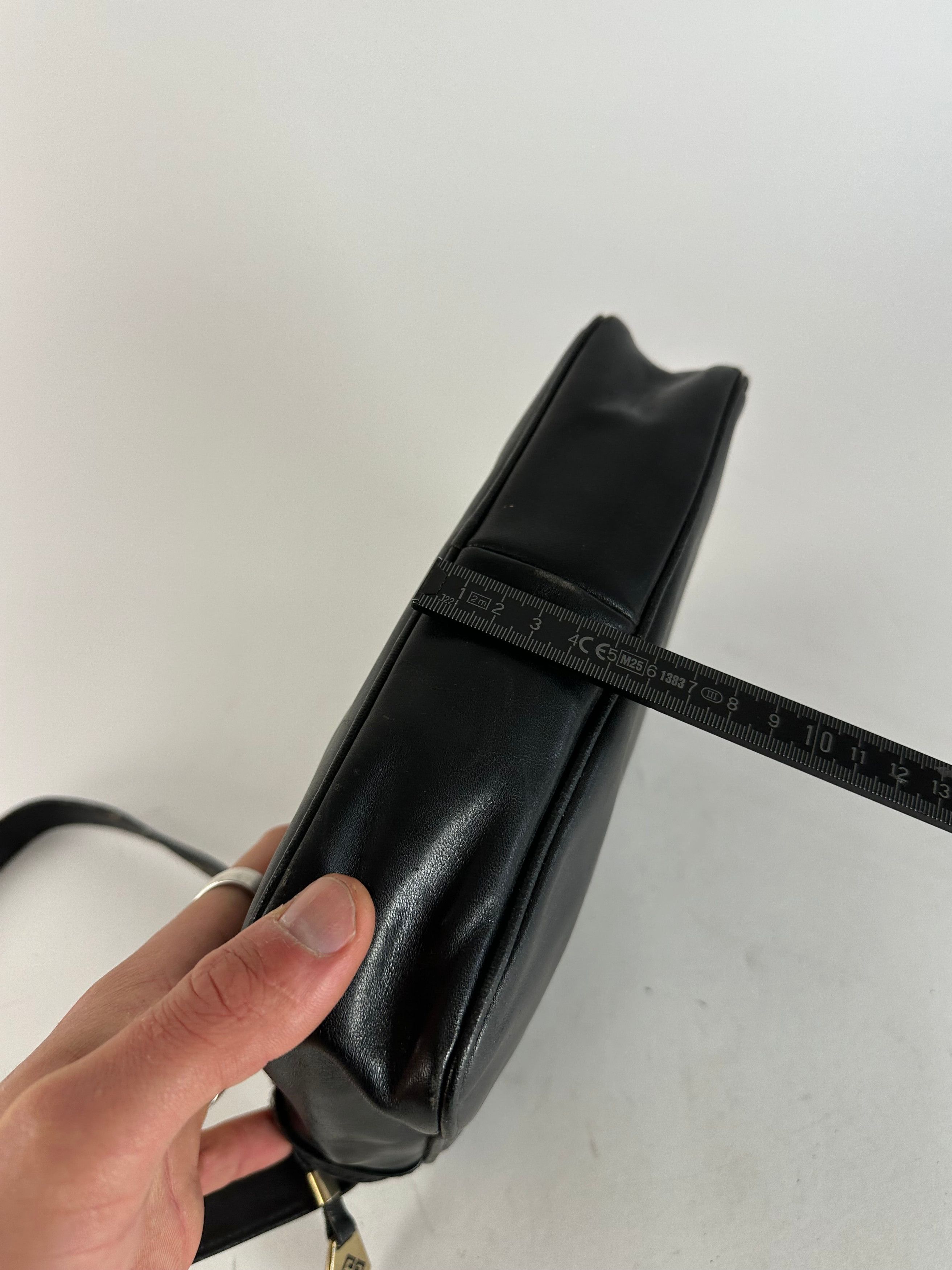 Givenchy Vintage Leather Shoulder Bag Black Size ONE SIZE - 14 Thumbnail