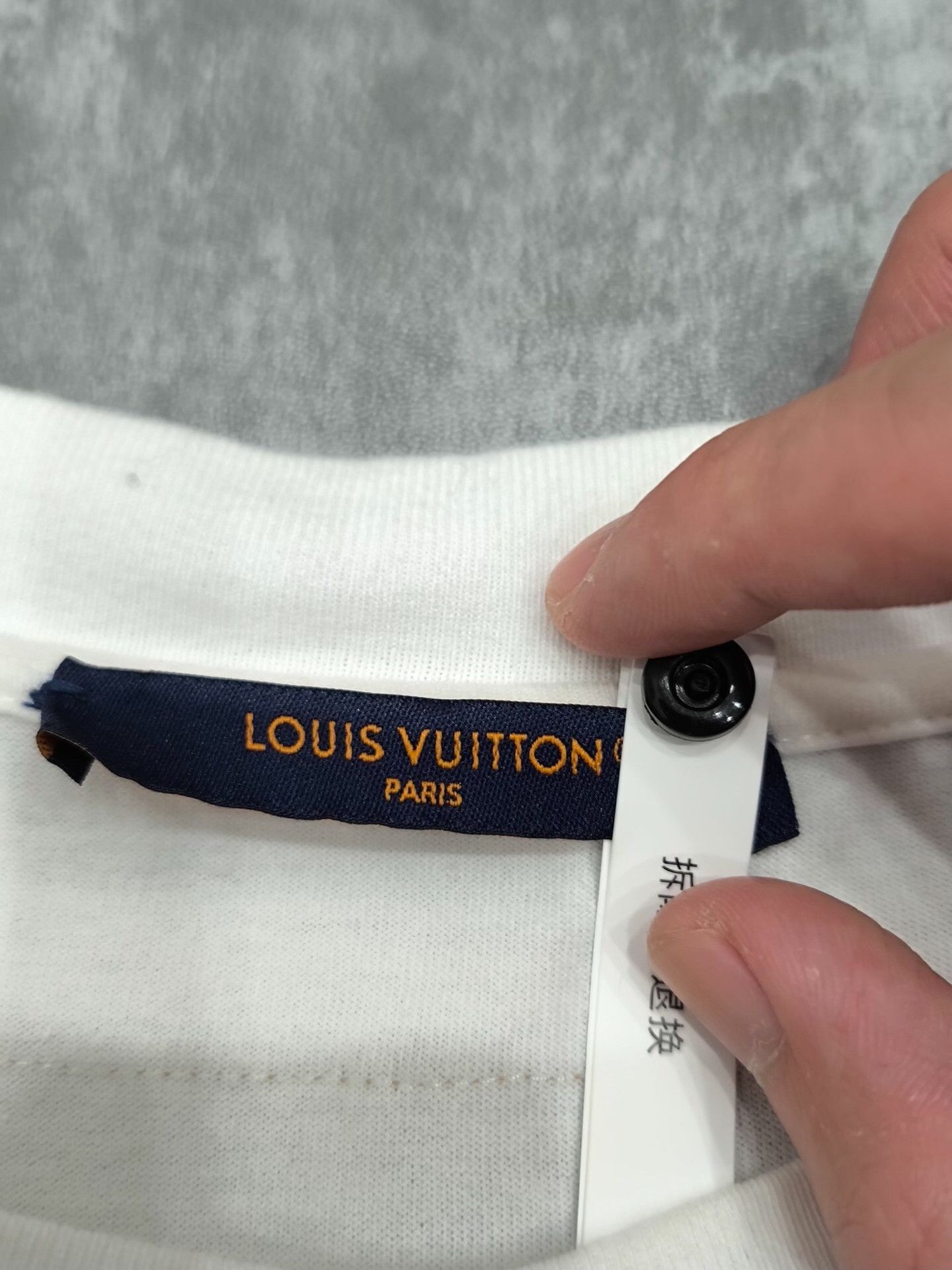 Louis Vuitton Louis Vuitton White T-Shirt xl Men Size US XL / EU 56 / 4 - 4 Thumbnail