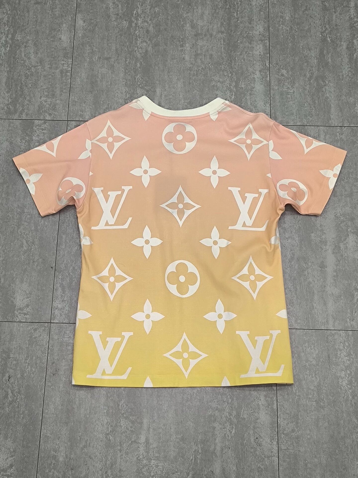 Louis Vuitton Louis Vuitton Tie-Dye Gradient Multi T-Shirt S Women Size S / US 4 / IT 40 - 2 Thumbnail