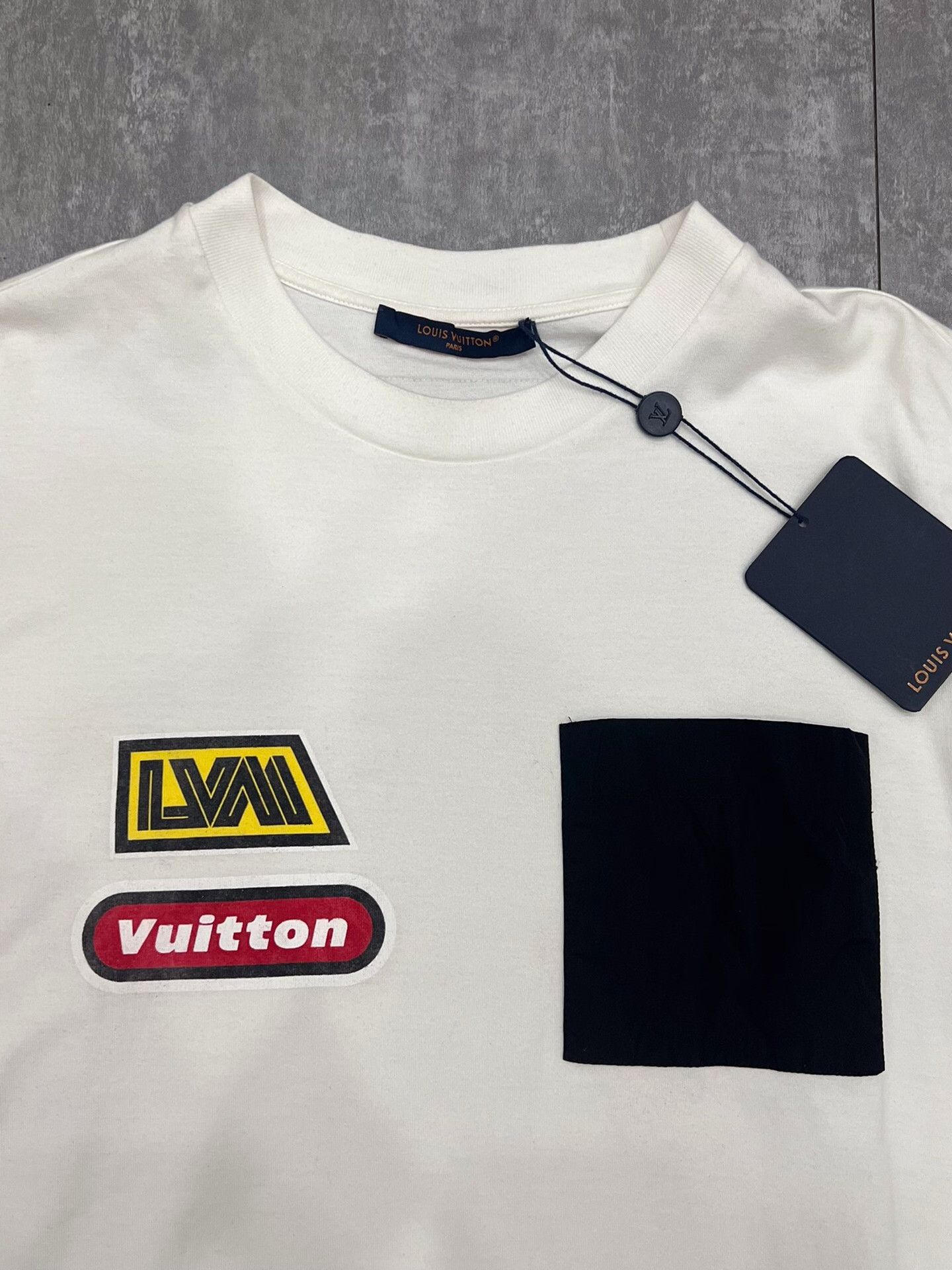 Louis Vuitton Louis Vuitton Graphic T-Shirt l Men Size US L / EU 52-54 / 3 - 3 Thumbnail
