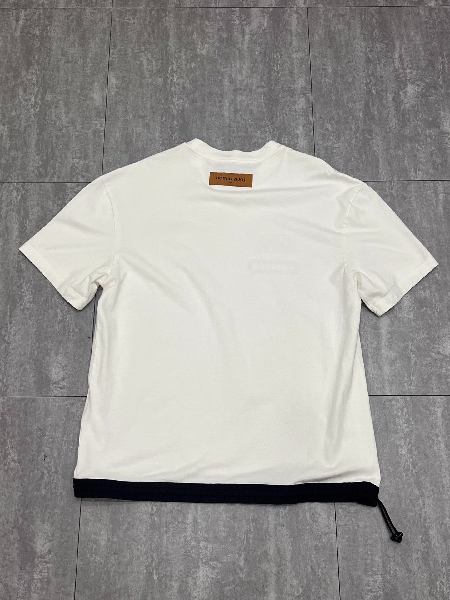 Louis Vuitton Louis Vuitton Graphic T-Shirt l Men Size US L / EU 52-54 / 3 - 2 Thumbnail