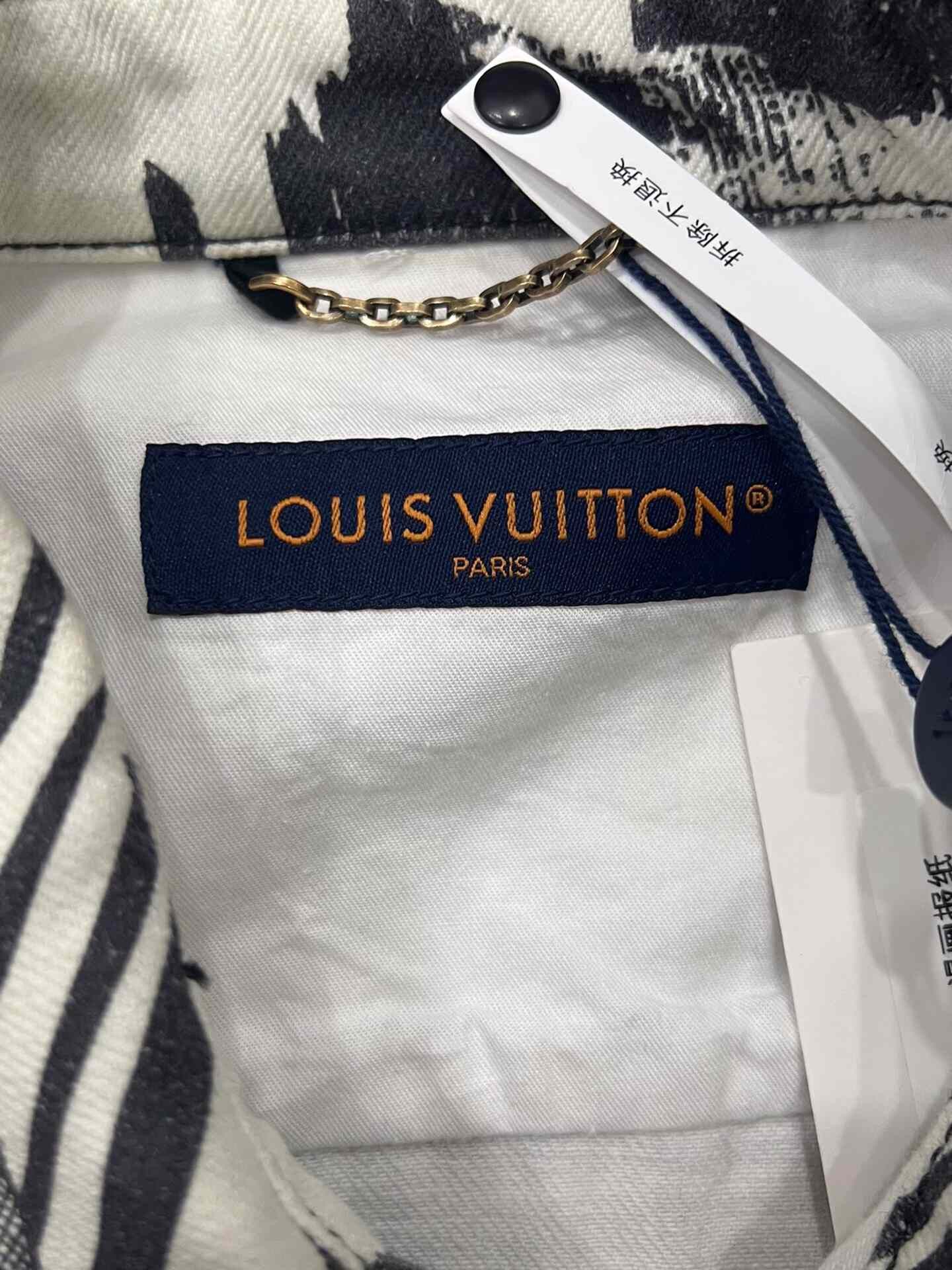 Louis Vuitton Louis Vuitton Printed Black T-Shirt m Men Size US M / EU 48-50 / 2 - 5 Thumbnail