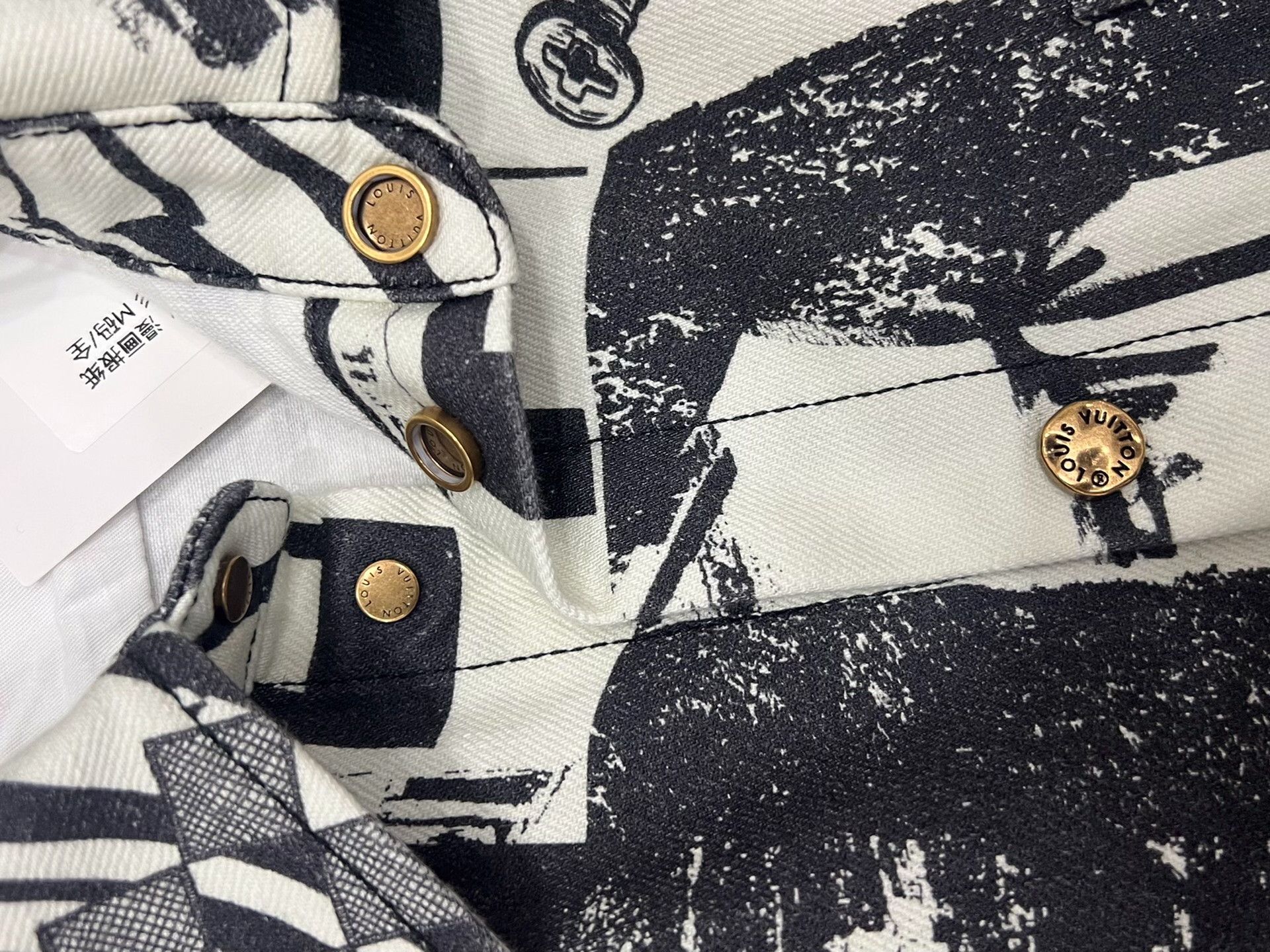 Louis Vuitton Louis Vuitton Printed Black T-Shirt m Men Size US M / EU 48-50 / 2 - 4 Thumbnail