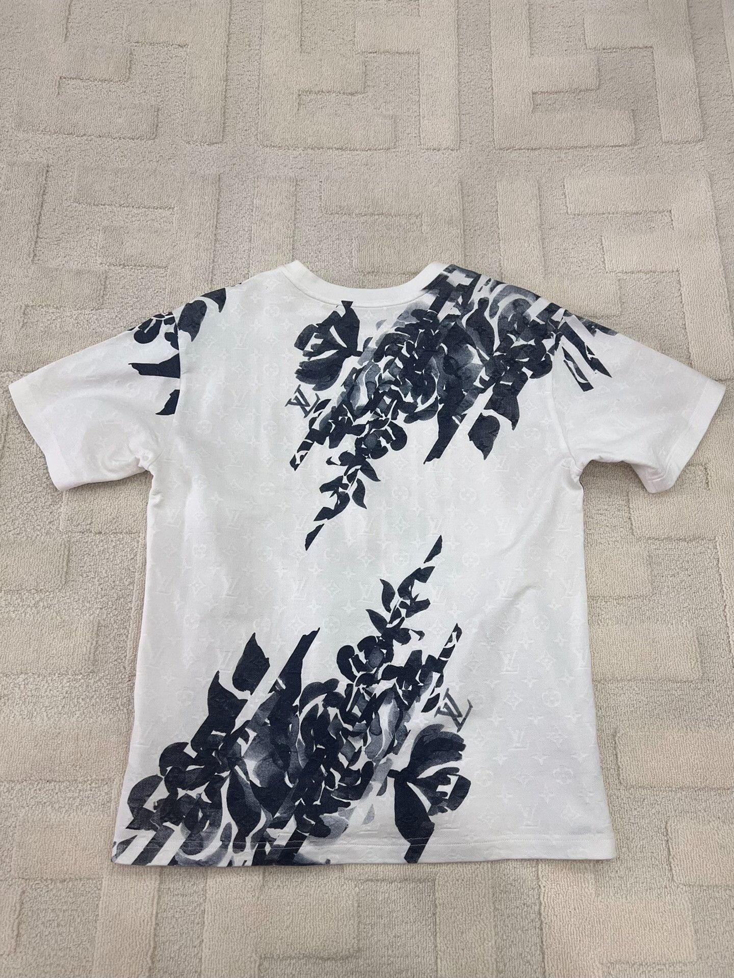 Louis Vuitton Louis Vuitton Floral Printed White T-Shirt m Men Size US M / EU 48-50 / 2 - 2 Thumbnail