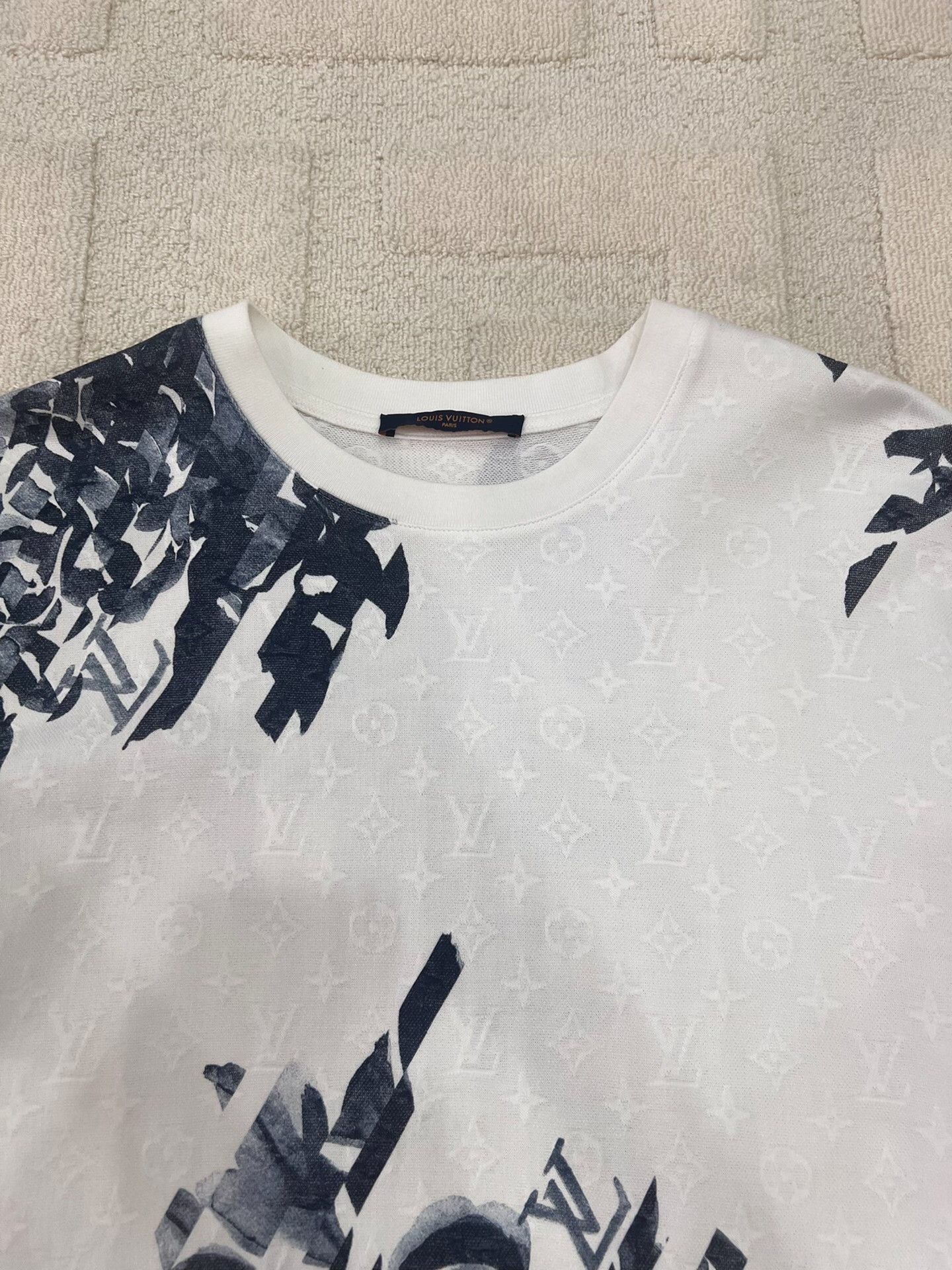 Louis Vuitton Louis Vuitton Floral Printed White T-Shirt m Men Size US M / EU 48-50 / 2 - 3 Thumbnail