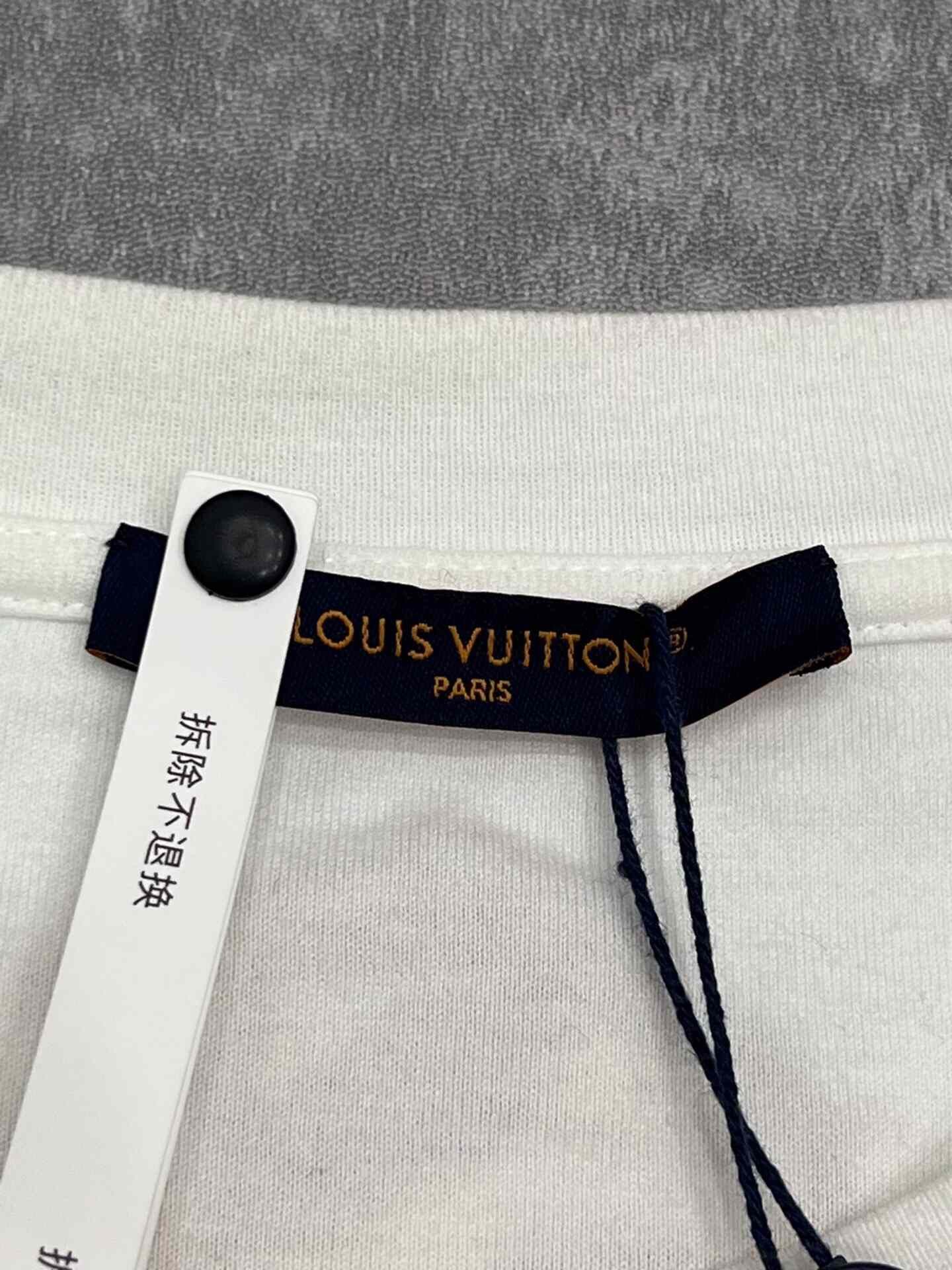 Louis Vuitton Louis Vuitton Printed T-Shirt xs Men Size US XS / EU 42 / 0 - 4 Thumbnail