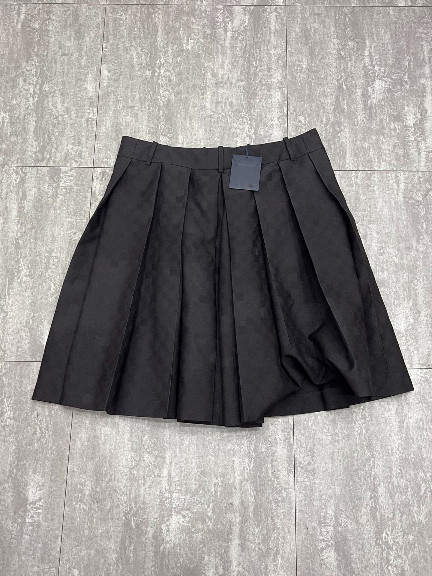 Louis Vuitton Louis Vuitton Black Skirt 28 Women Size 28" / US 6 / IT 42 - 2 Thumbnail