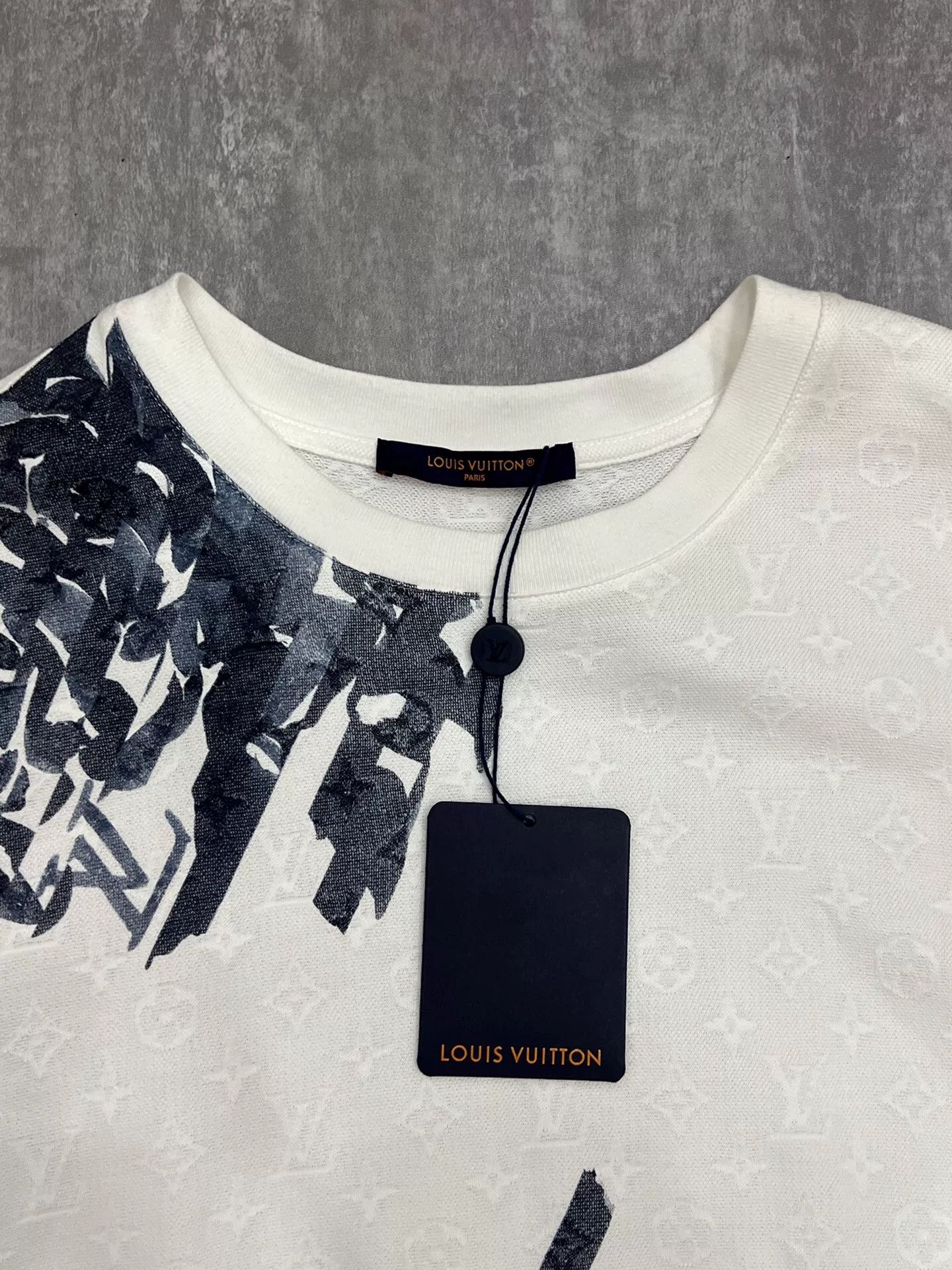 Louis Vuitton Louis Vuitton Floral White T-Shirt l Men Size US L / EU 52-54 / 3 - 3 Thumbnail