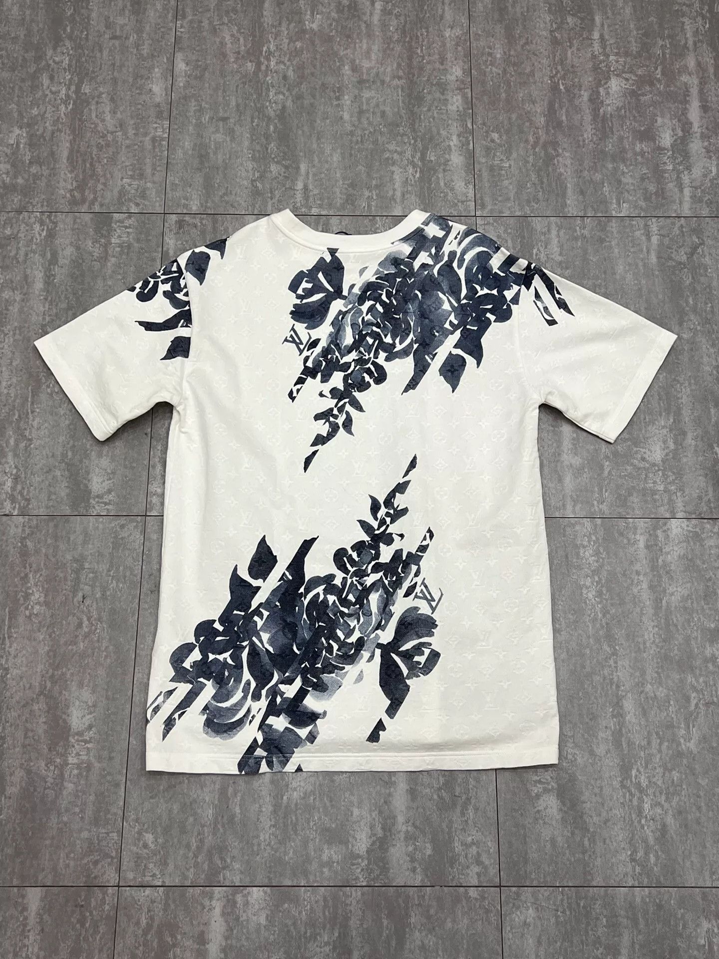 Louis Vuitton Louis Vuitton Floral White T-Shirt l Men Size US L / EU 52-54 / 3 - 2 Thumbnail