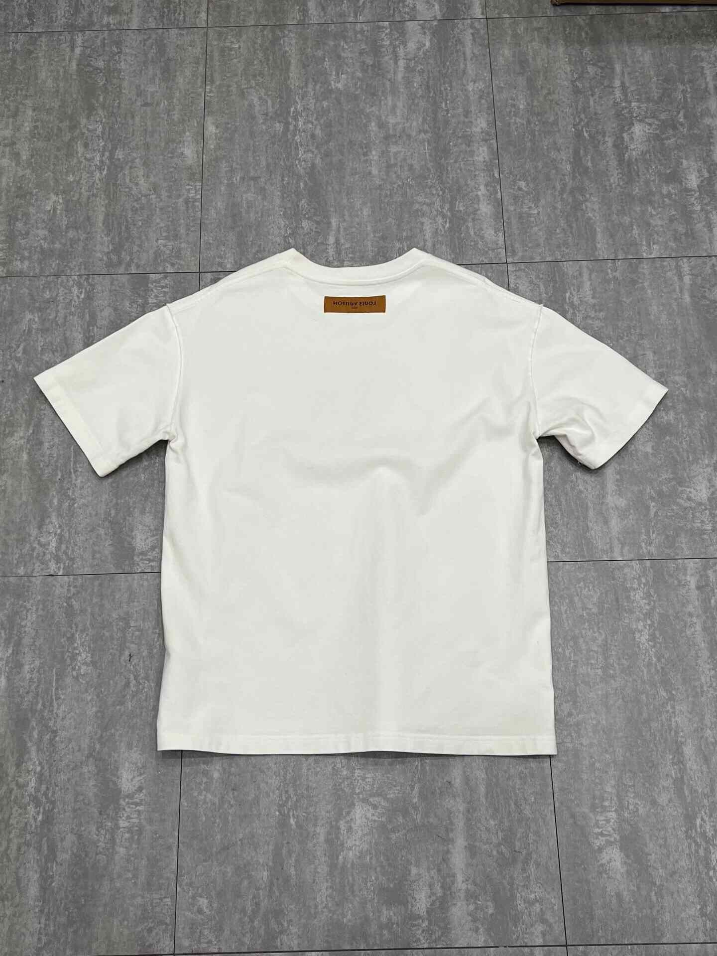 Louis Vuitton Louis Vuitton Printed Rainbow Multi T-Shirt l Men Size US L / EU 52-54 / 3 - 2 Thumbnail