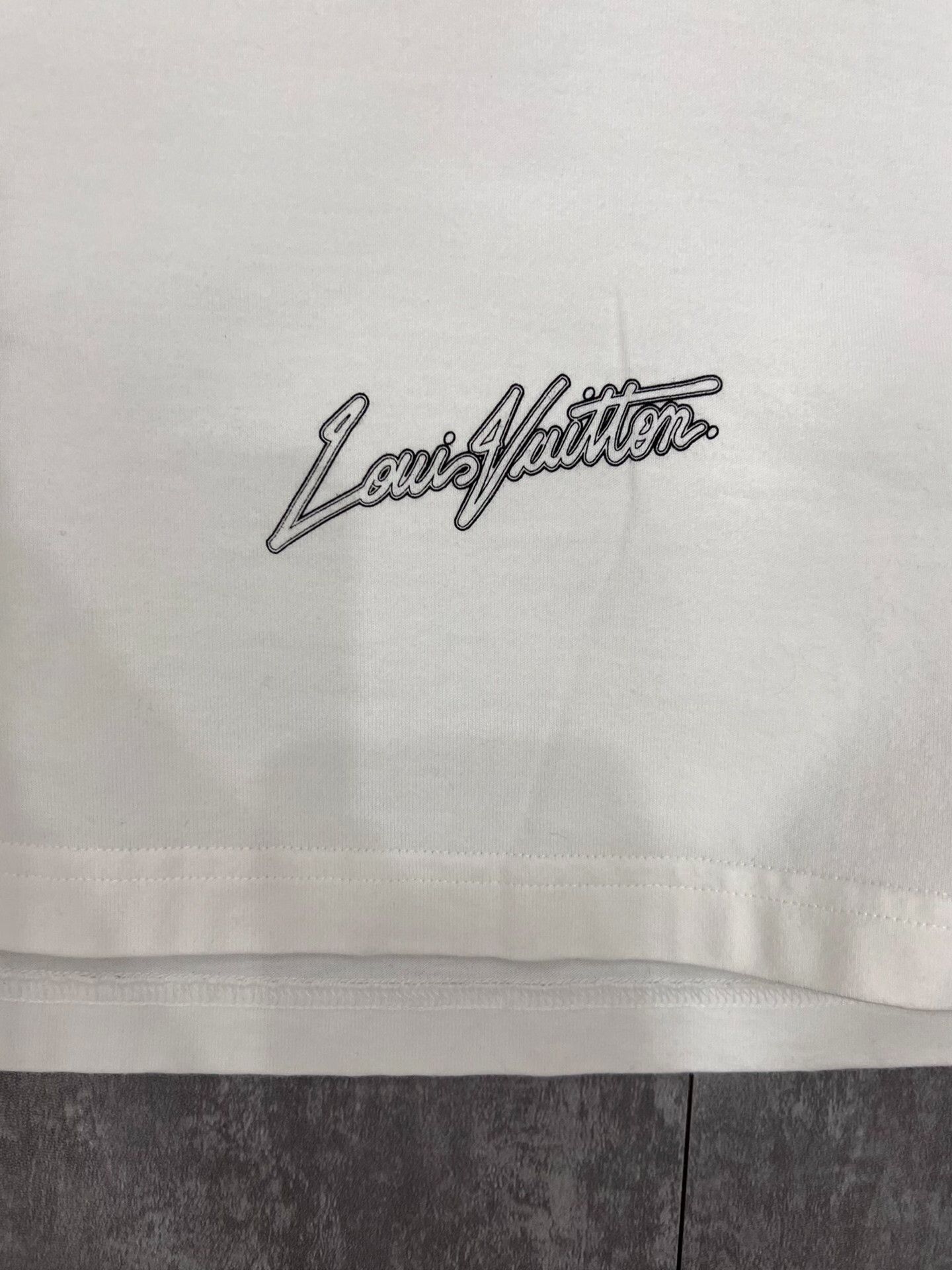 Louis Vuitton Louis Vuitton White T-Shirt m Men Size US M / EU 48-50 / 2 - 4 Thumbnail