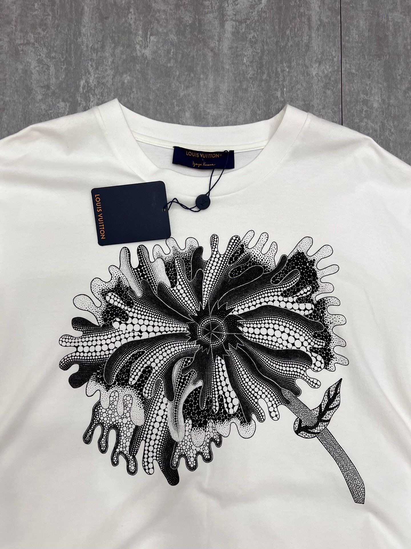 Louis Vuitton Louis Vuitton White T-Shirt m Men Size US M / EU 48-50 / 2 - 3 Thumbnail