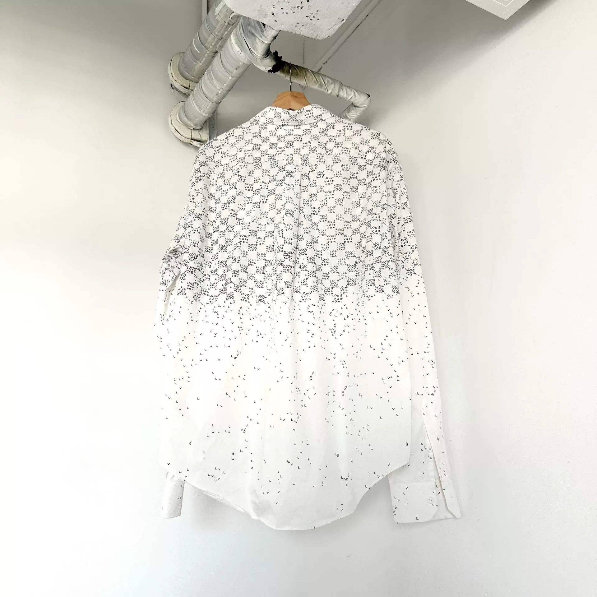 Louis Vuitton Louis Vuitton Airplane Logo Print Shirt Size US XL / EU 56 / 4 - 2 Thumbnail