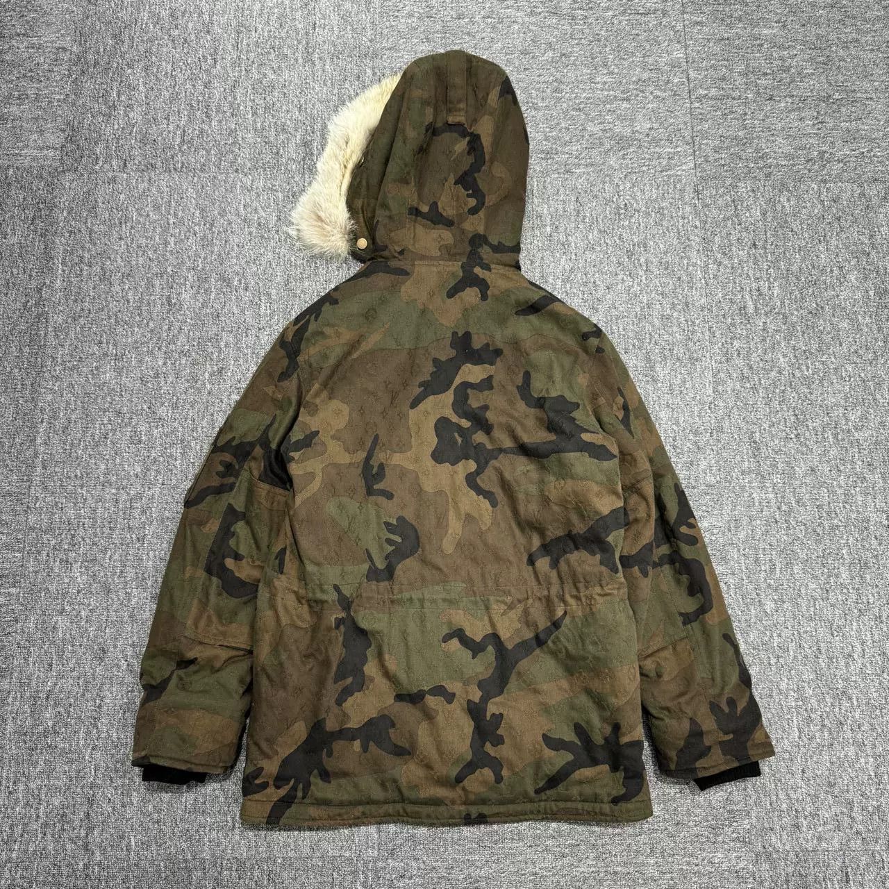 Louis Vuitton Louis Vuitton x Supreme Camo Down Jacket Size US M / EU 48-50 / 2 - 5 Thumbnail