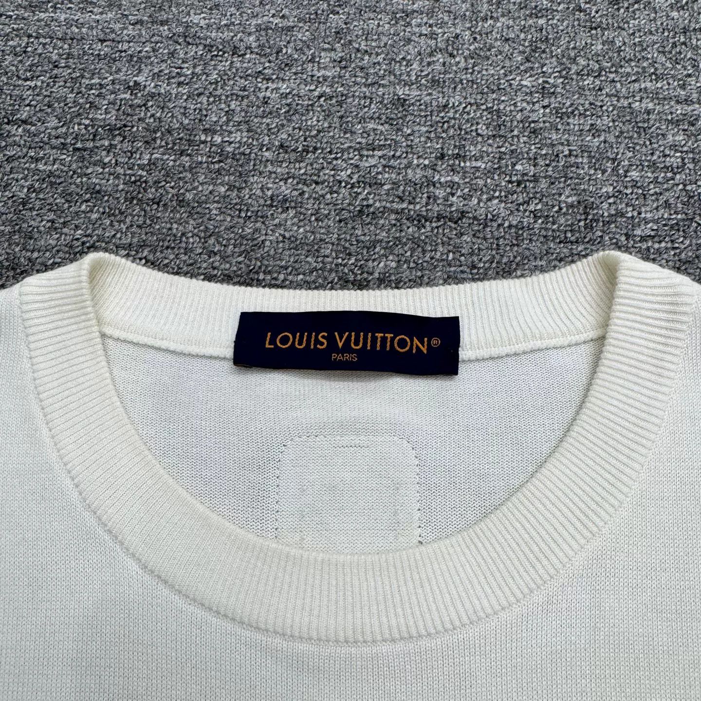 Louis Vuitton Louis Vuitton LV Leather Label Knit T-Shirt Size US L / EU 52-54 / 3 - 3 Thumbnail