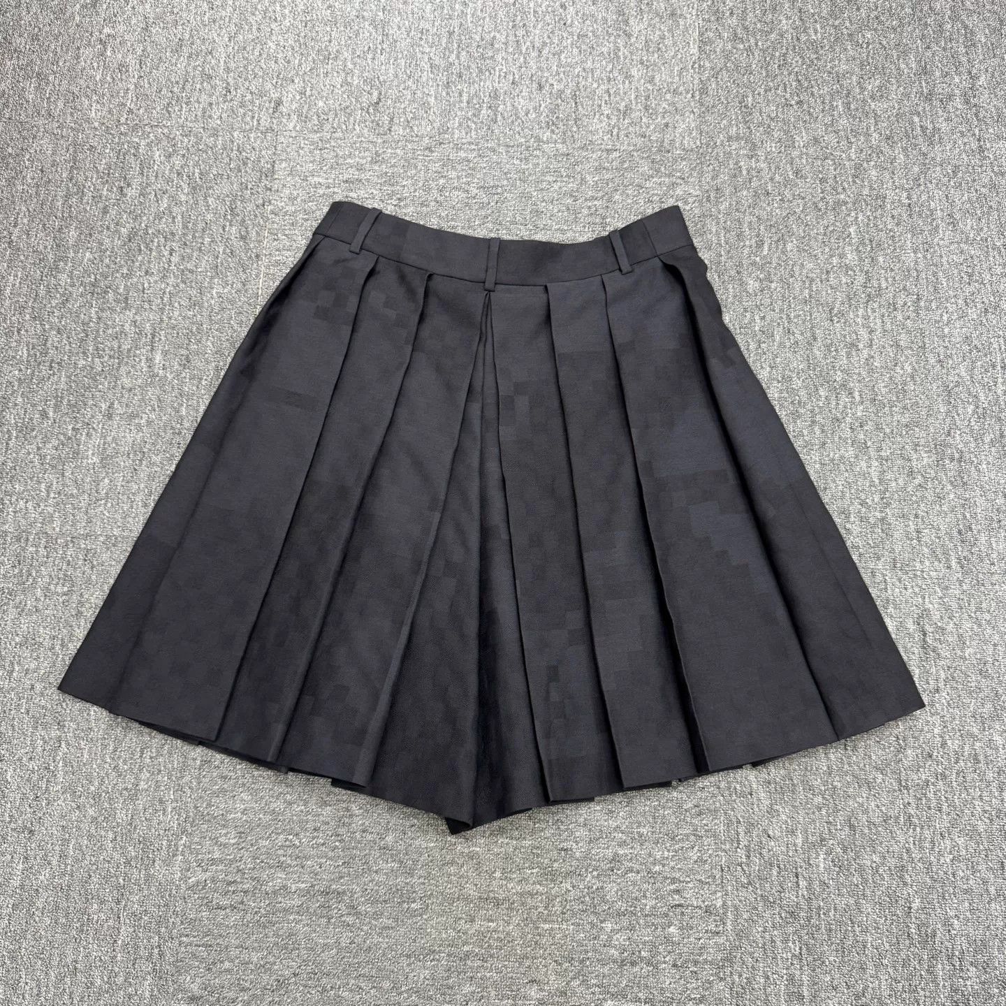 Louis Vuitton Louis Vuitton Pharrell Damier Pleated Shorts Size 42" / US 20 - 5 Thumbnail