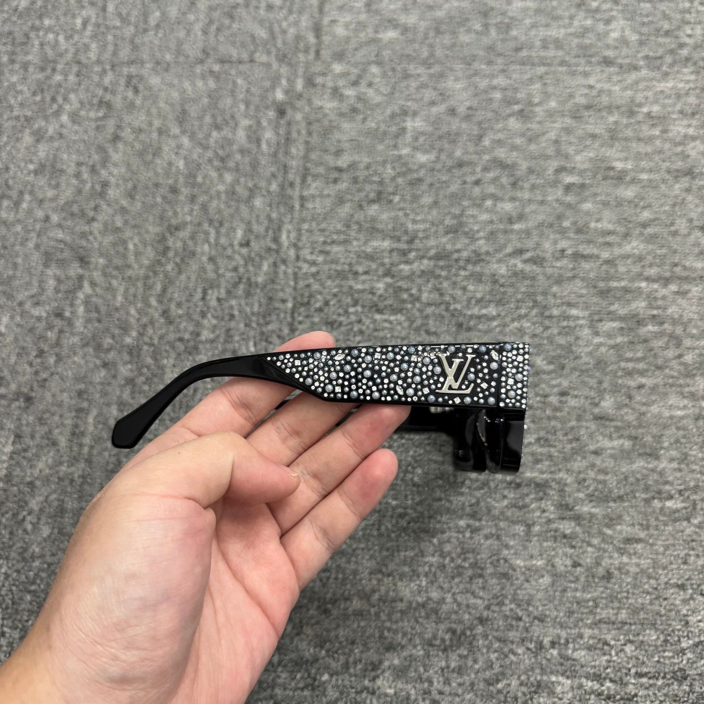 Louis Vuitton Louis Vuitton Pearl Sunglasses Size ONE SIZE - 3 Thumbnail