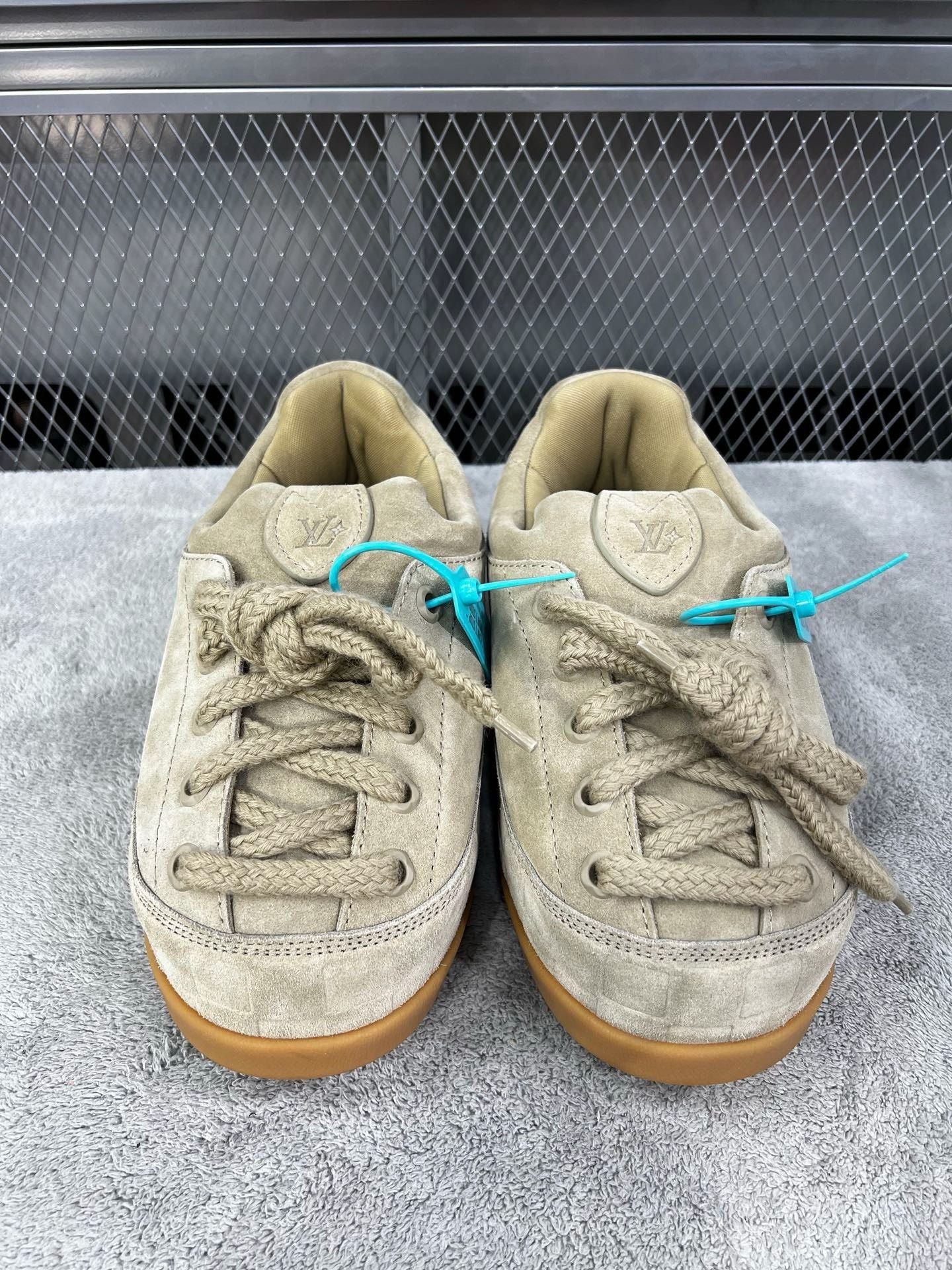 Louis Vuitton Louis Vuitton Collab Beige Lowtop Sneakers 25 Men Size US 10 / EU 43 - 2 Thumbnail