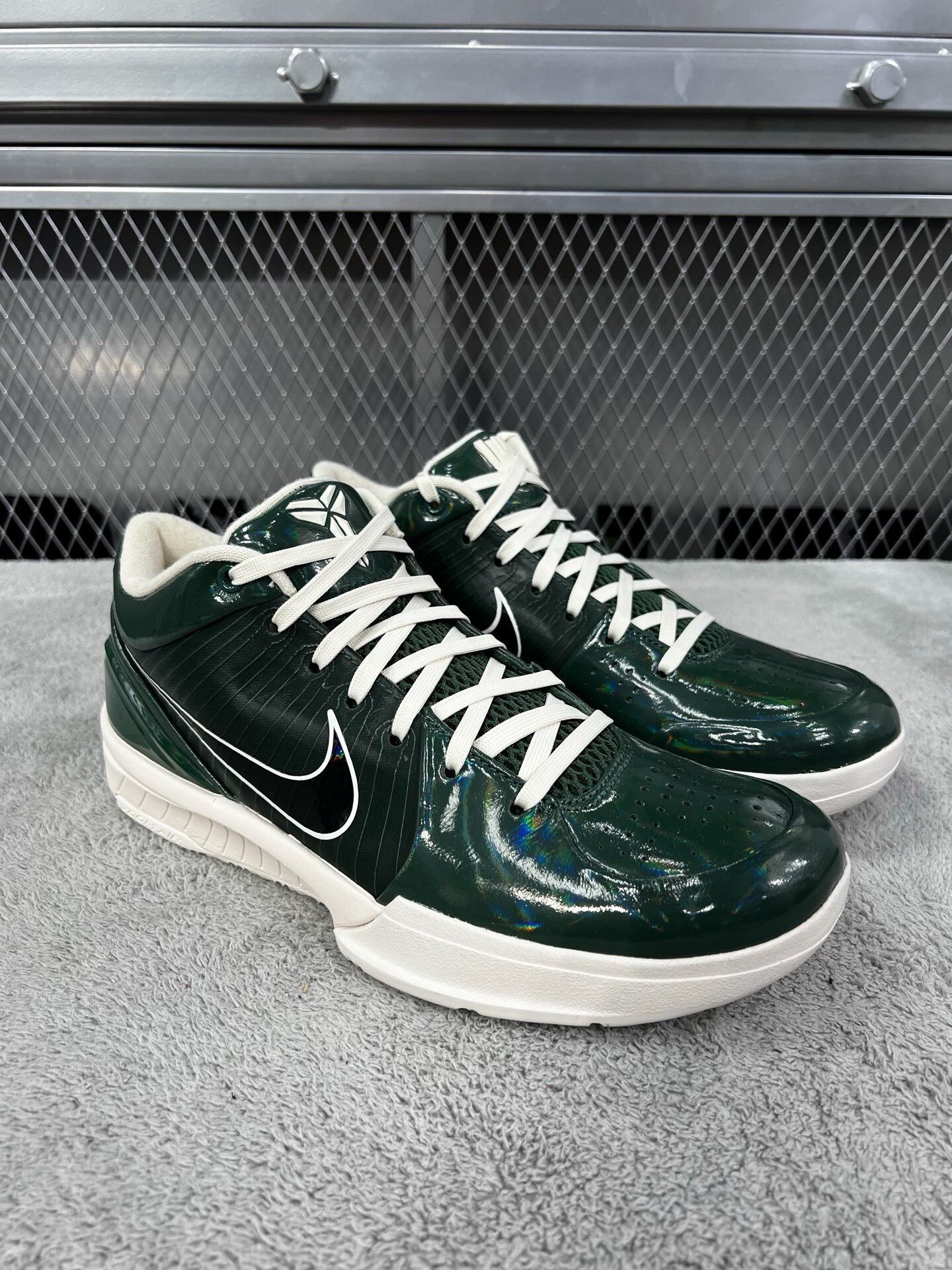 Undefeated Undefeated KOBE 4 Green Lowtop Sneakers 41 Men Size US 8.5 / EU 41-42 - 3 Thumbnail