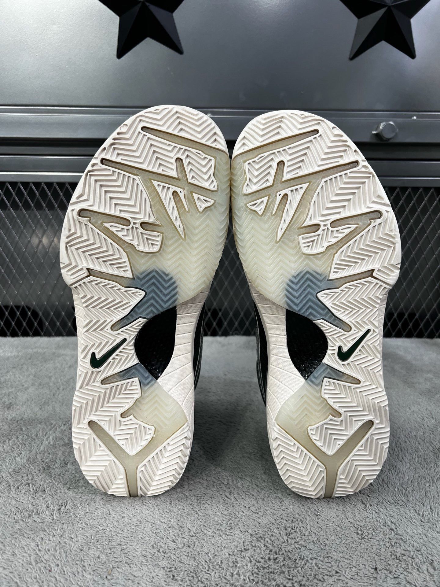Undefeated Undefeated KOBE 4 Green Lowtop Sneakers 41 Men Size US 8.5 / EU 41-42 - 5 Thumbnail