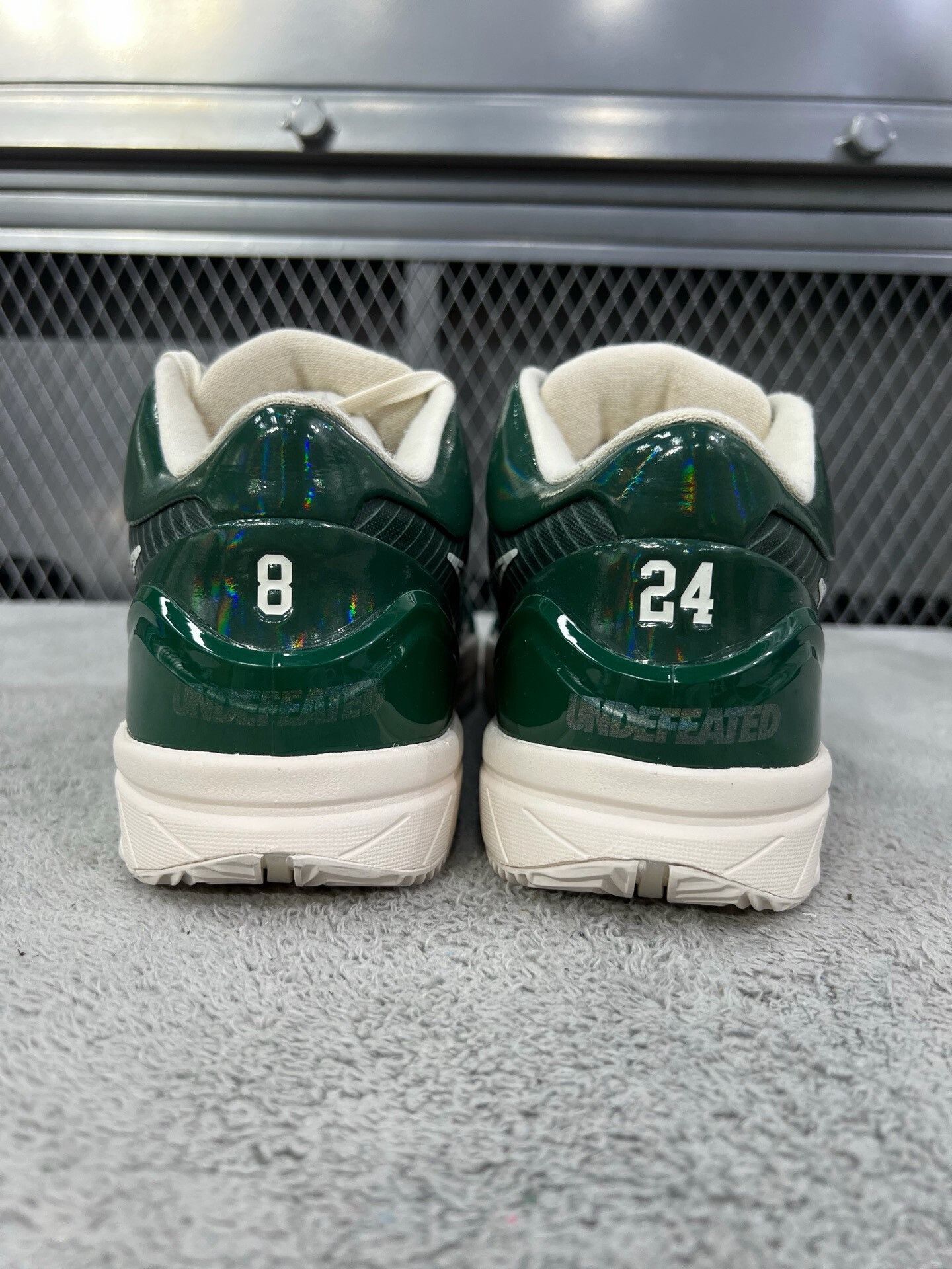 Undefeated Undefeated KOBE 4 Green Lowtop Sneakers 41 Men Size US 8.5 / EU 41-42 - 6 Thumbnail