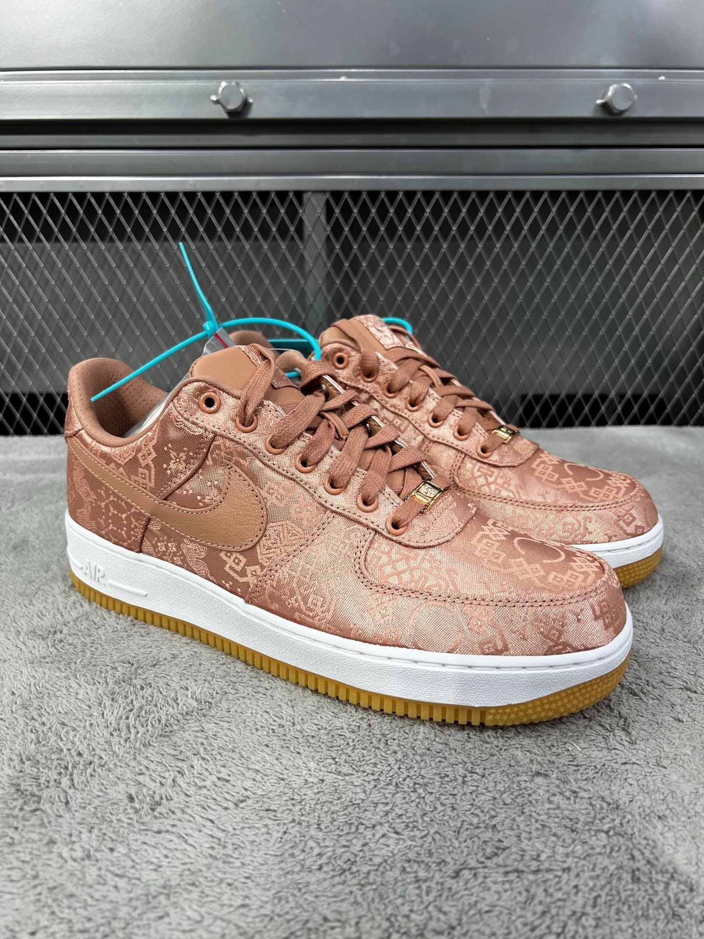 Nike Nike Gold Lowtop Sneakers 40 Men Size US 7.5 / EU 40-41 - 3 Thumbnail