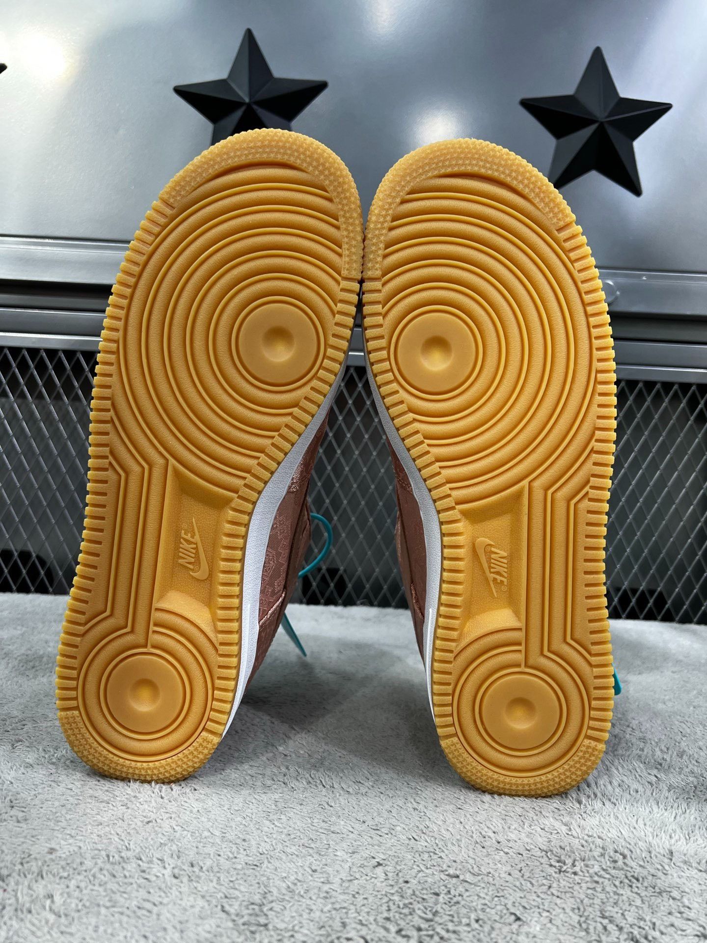 Nike Nike Gold Lowtop Sneakers 40 Men Size US 7.5 / EU 40-41 - 5 Thumbnail