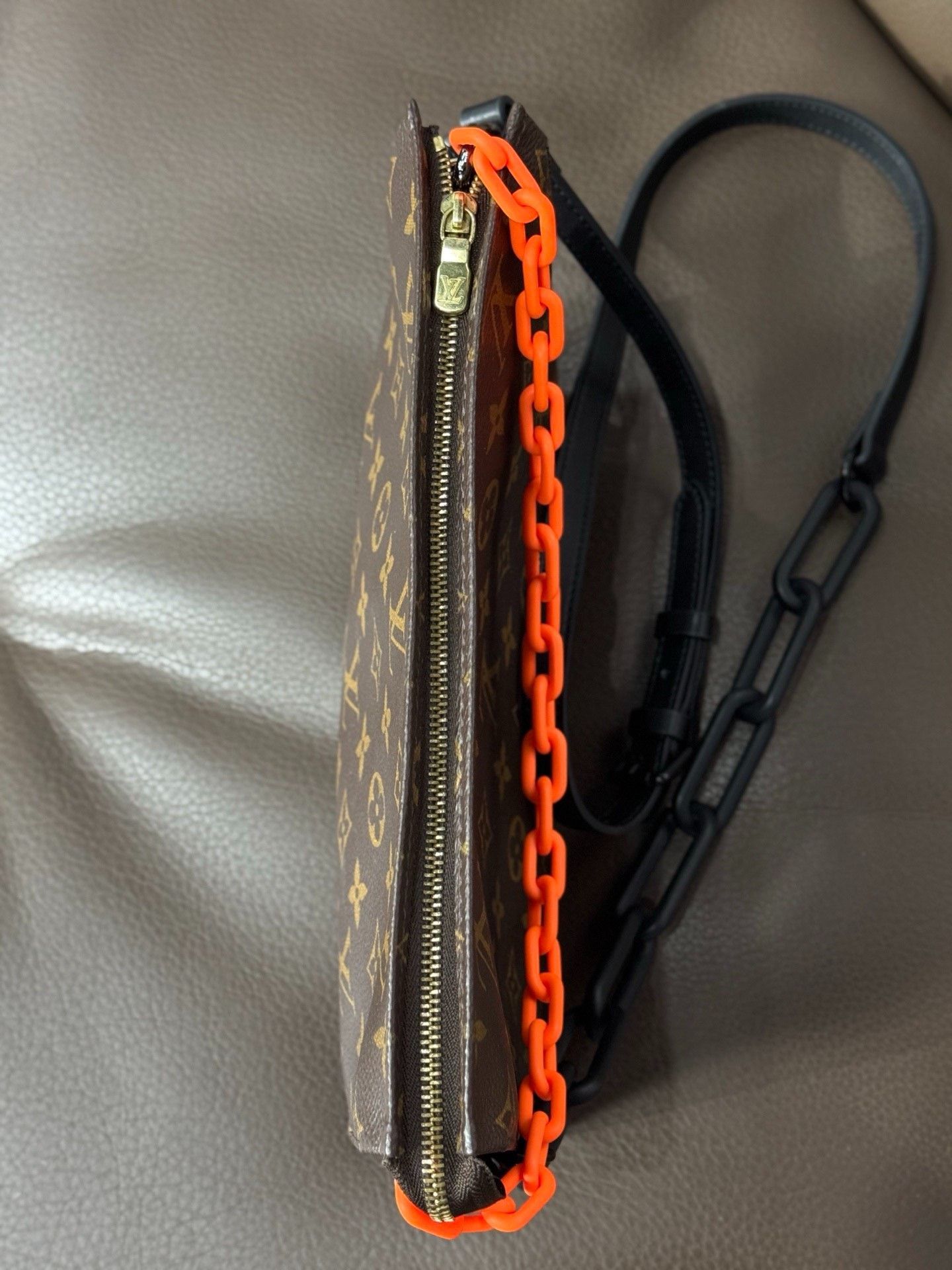 Louis Vuitton Louis Vuitton Bag L Men Size ONE SIZE - 4 Thumbnail