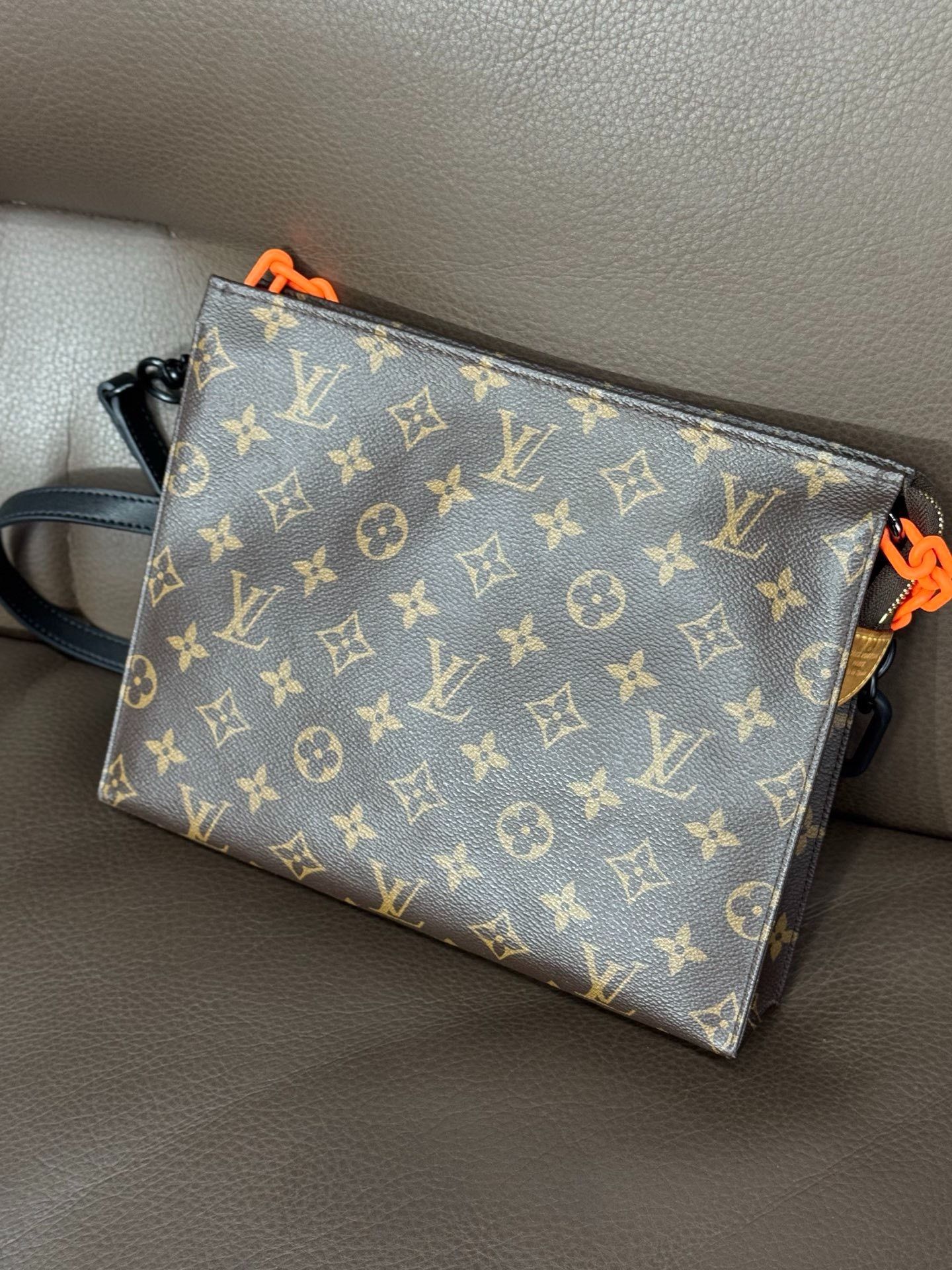 Louis Vuitton Louis Vuitton Bag L Men Size ONE SIZE - 2 Thumbnail