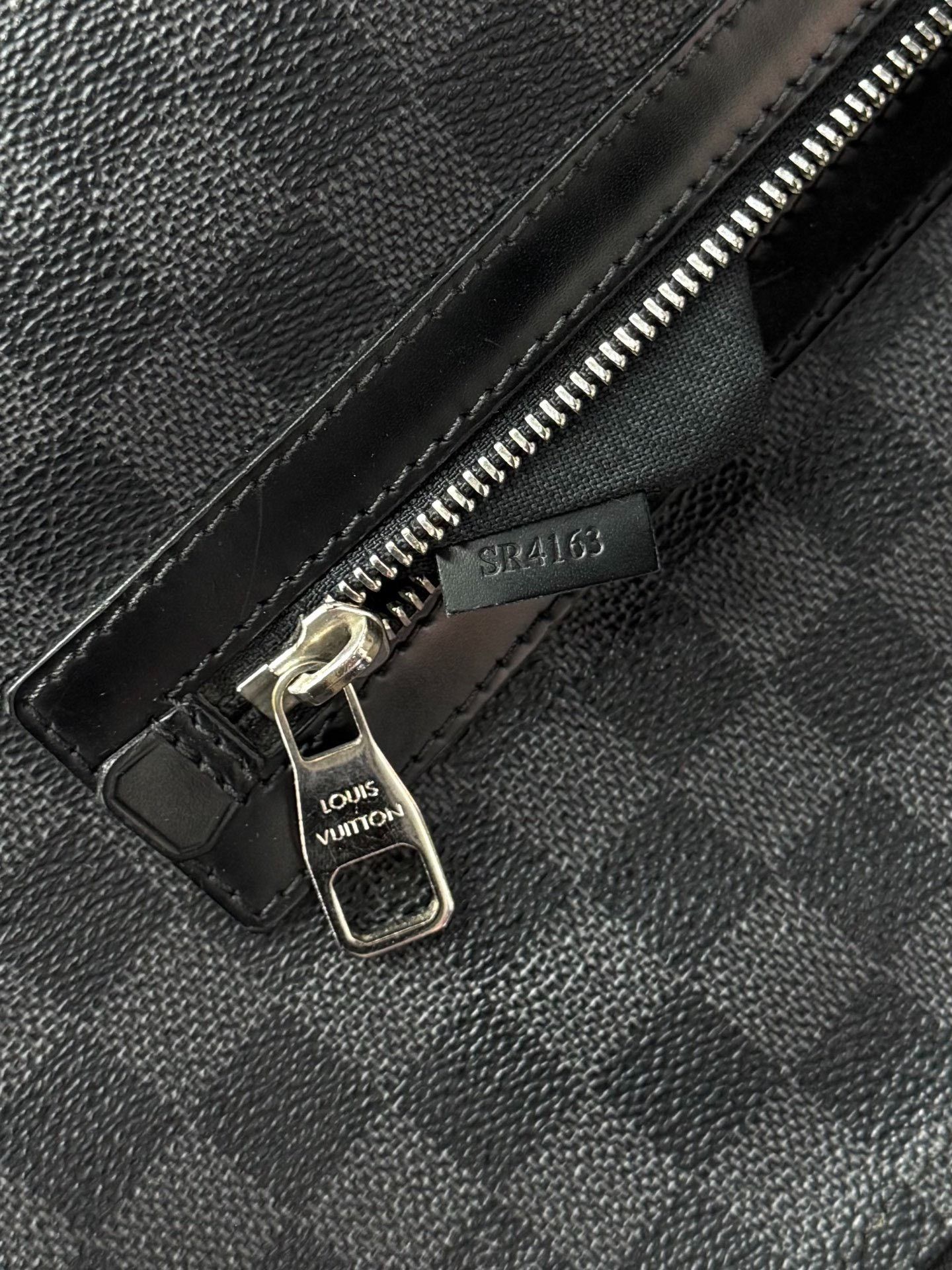 Louis Vuitton Louis Vuitton Checkered Black Bag 36 Men Size ONE SIZE - 6 Thumbnail