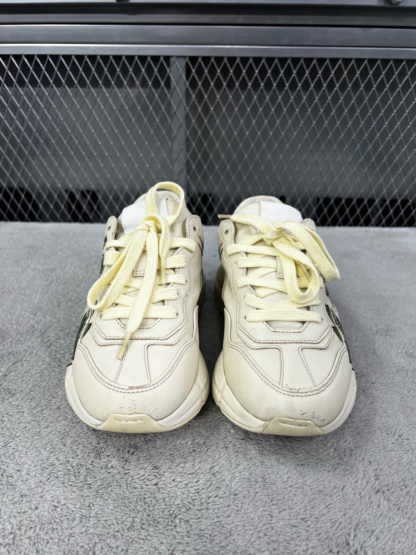 Gucci Gucci Printed White Lowtop Sneakers 34 Women Size US 4 / IT 34 - 2 Thumbnail