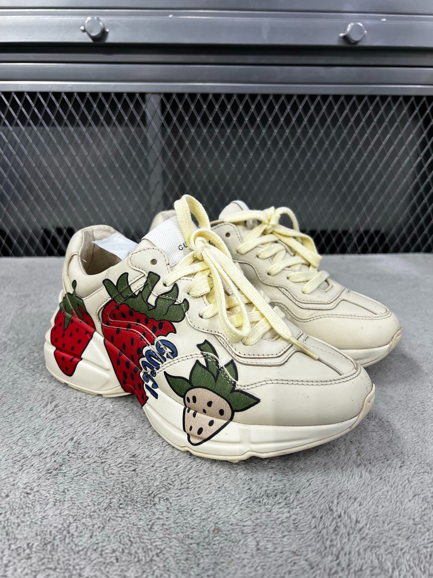 Gucci Gucci Printed White Lowtop Sneakers 34 Women Size US 4 / IT 34 - 3 Thumbnail