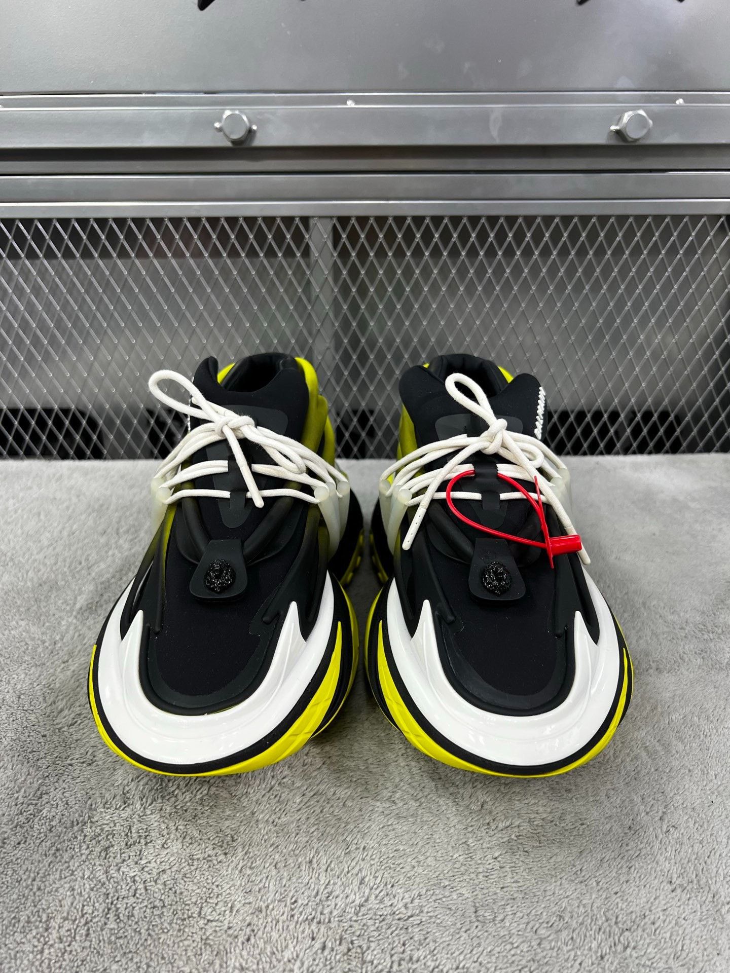 Balmain Balmain Yellow Lowtop Sneakers 42 Men Size US 9 / EU 42 - 2 Thumbnail