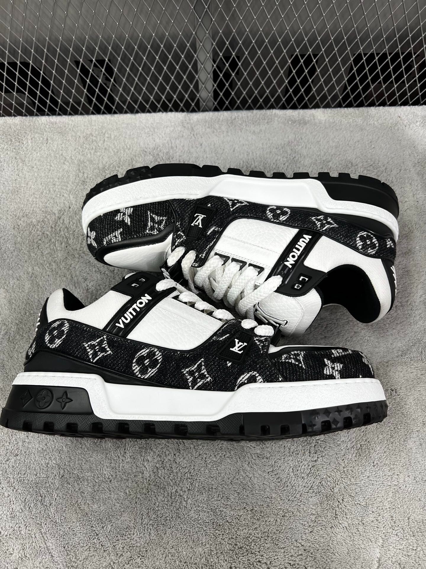 Louis Vuitton Louis Vuitton Training Black Lowtop Sneakers 44 Men Size US 10.5 / EU 43-44 - 4 Thumbnail