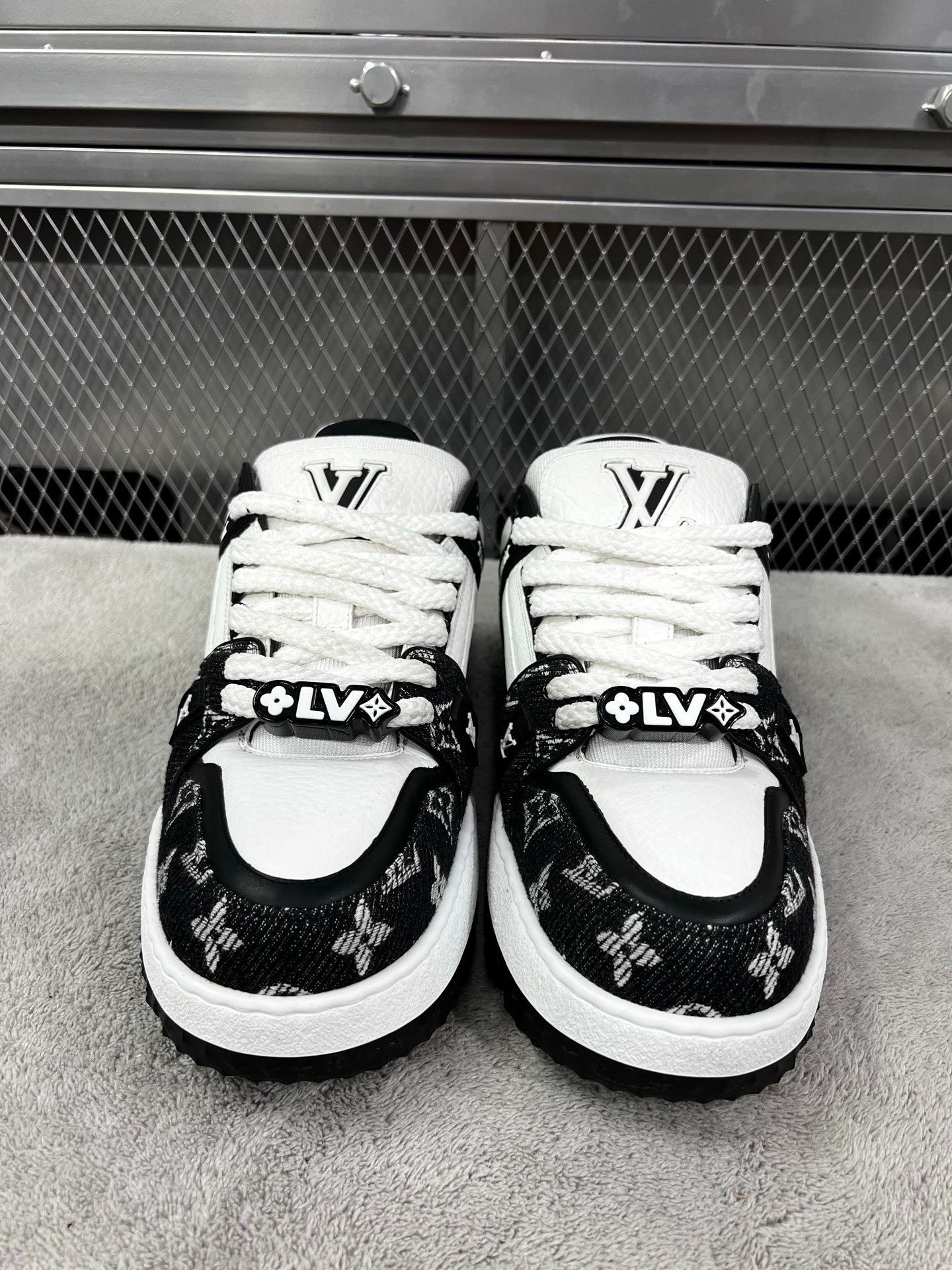 Louis Vuitton Louis Vuitton Training Black Lowtop Sneakers 44 Men Size US 10.5 / EU 43-44 - 2 Thumbnail