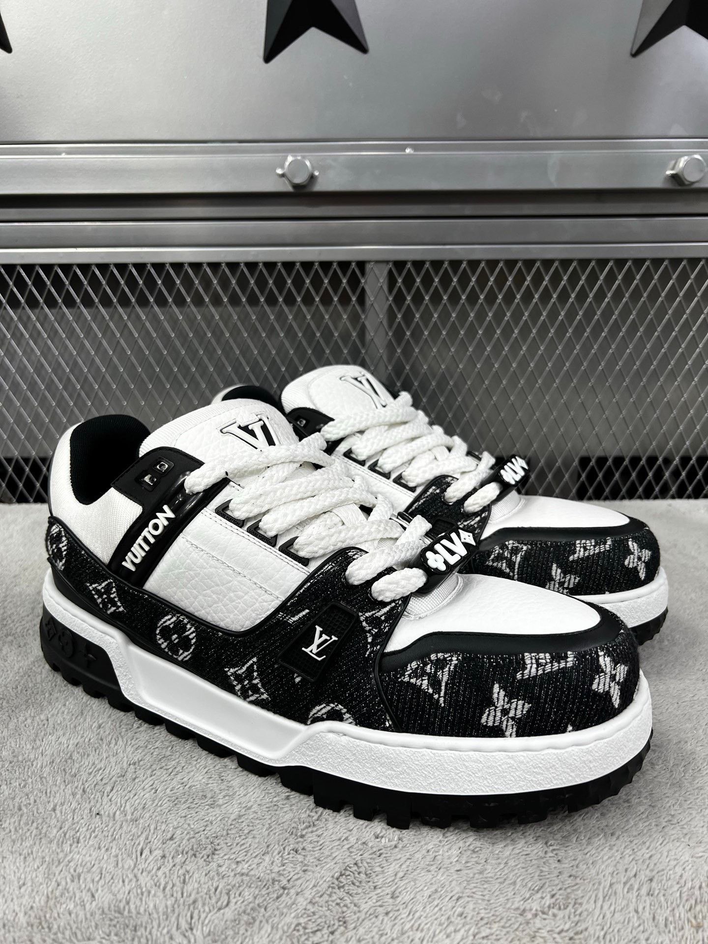 Louis Vuitton Louis Vuitton Training Black Lowtop Sneakers 44 Men Size US 10.5 / EU 43-44 - 3 Thumbnail