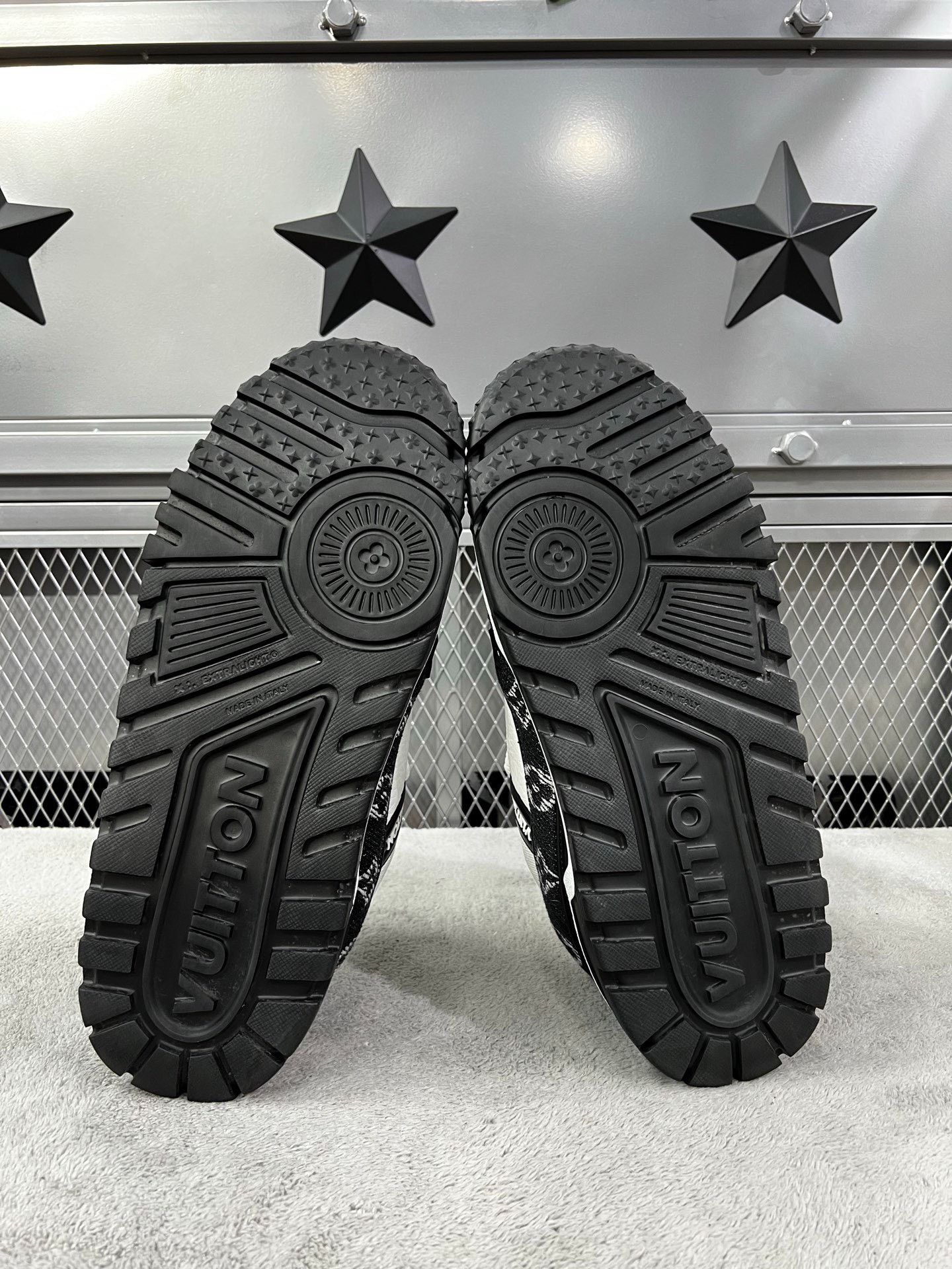 Louis Vuitton Louis Vuitton Training Black Lowtop Sneakers 44 Men Size US 10.5 / EU 43-44 - 5 Thumbnail