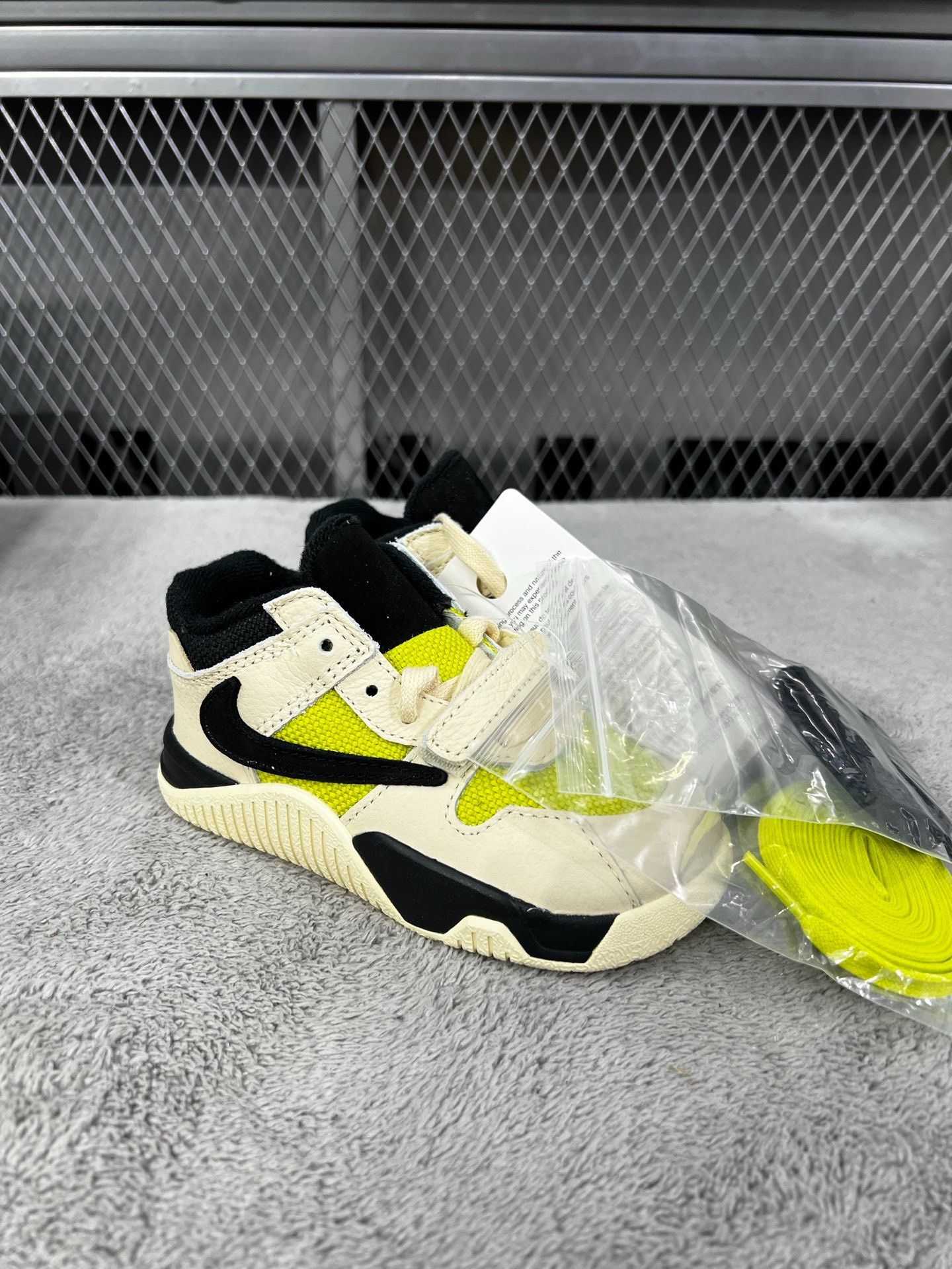 Nike Nike Yellow Hoodie 25 Men Size US XS / EU 42 / 0 - 3 Thumbnail