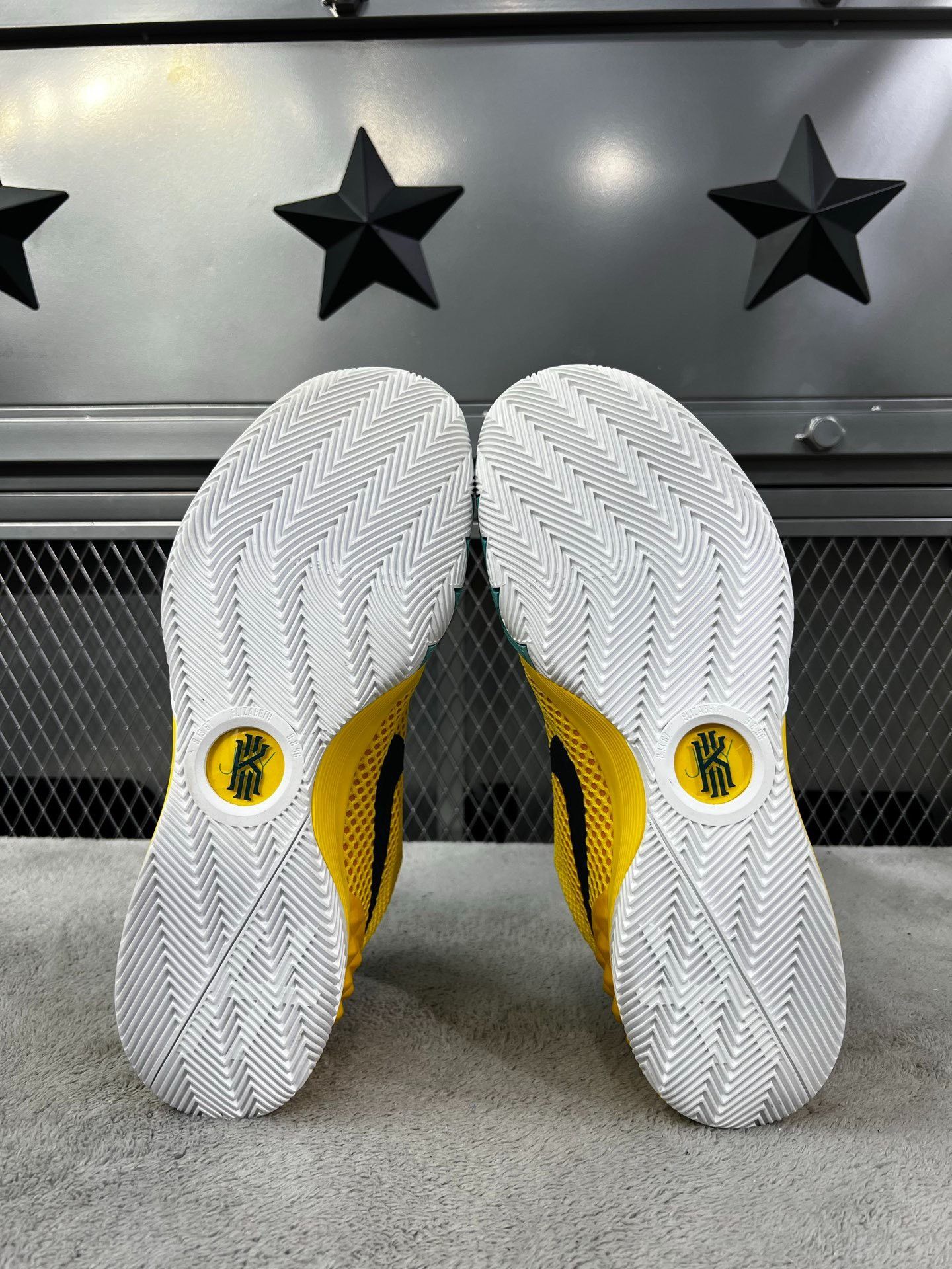Nike Nike KYRIE 1 Yellow Lowtop Sneakers 44 Men Size US 10.5 / EU 43-44 - 5 Thumbnail