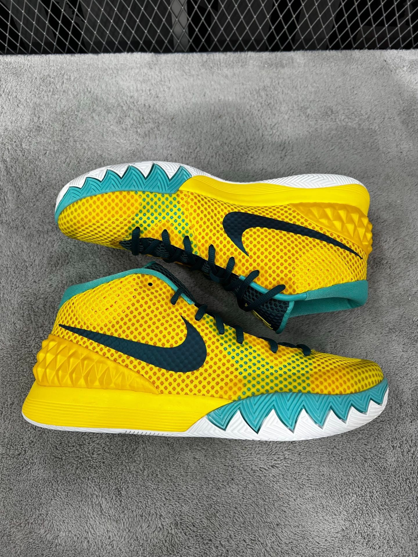 Nike Nike KYRIE 1 Yellow Lowtop Sneakers 44 Men Size US 10.5 / EU 43-44 - 4 Thumbnail