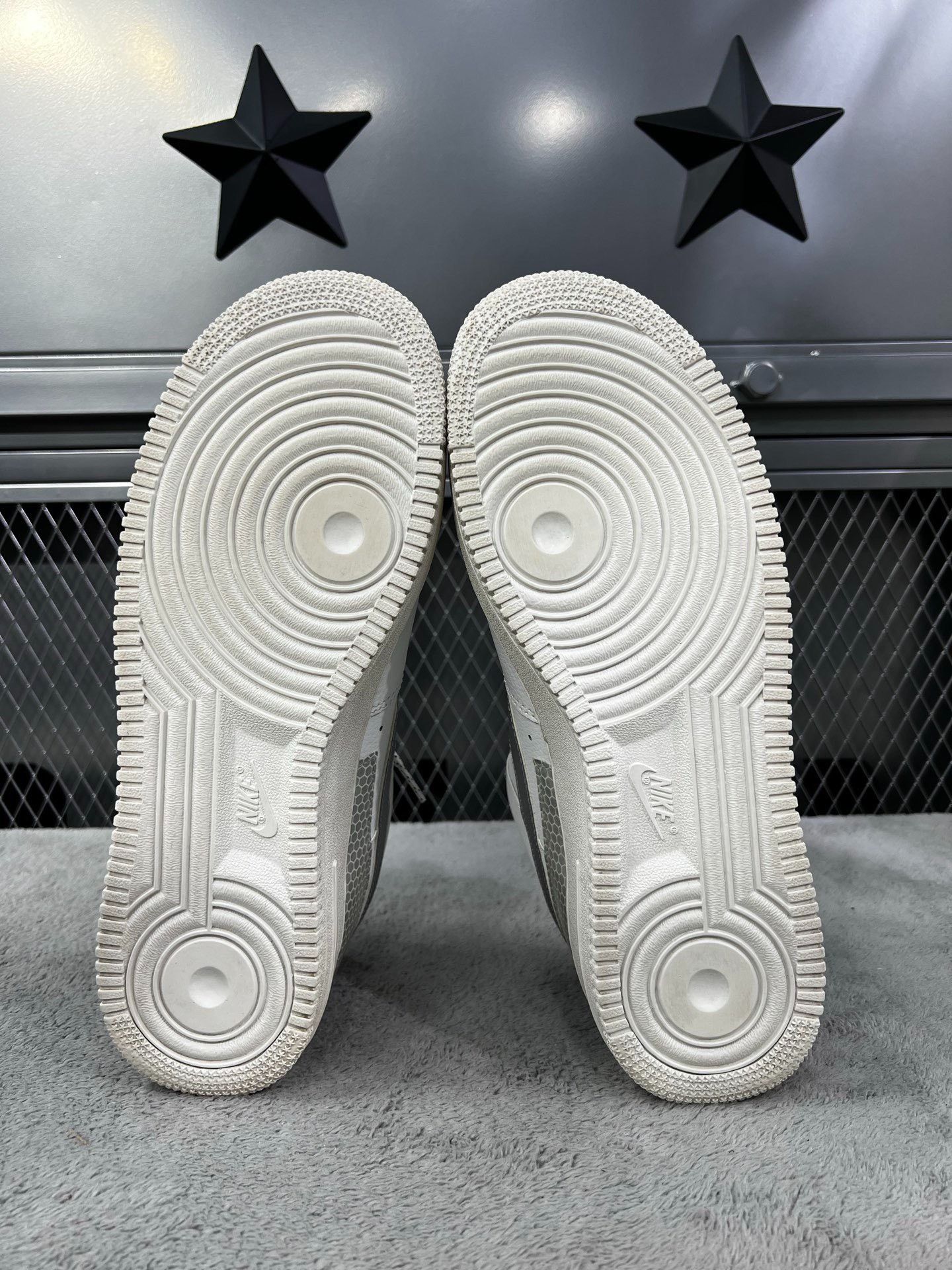 Nike Nike Reflective White Lowtop Sneakers M Men Size US 10 / EU 43 - 5 Thumbnail