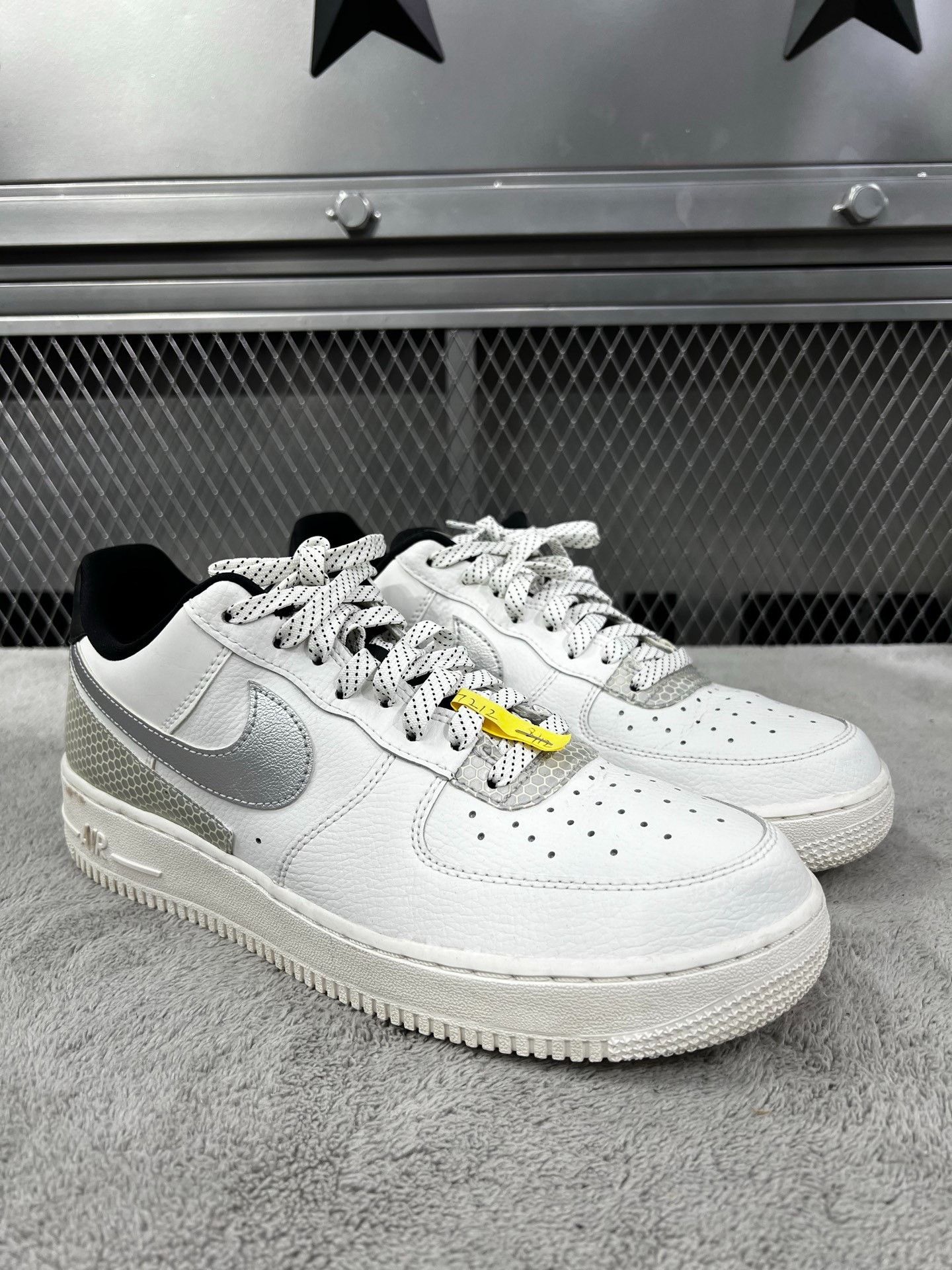 Nike Nike Reflective White Lowtop Sneakers M Men Size US 10 / EU 43 - 3 Thumbnail