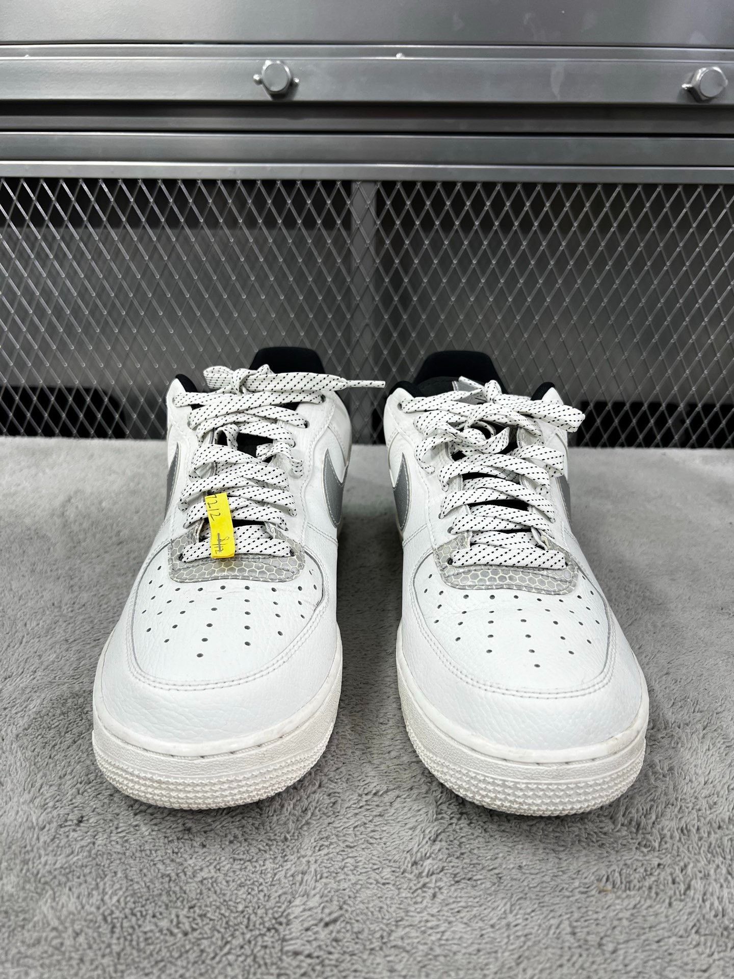 Nike Nike Reflective White Lowtop Sneakers M Men Size US 10 / EU 43 - 2 Thumbnail