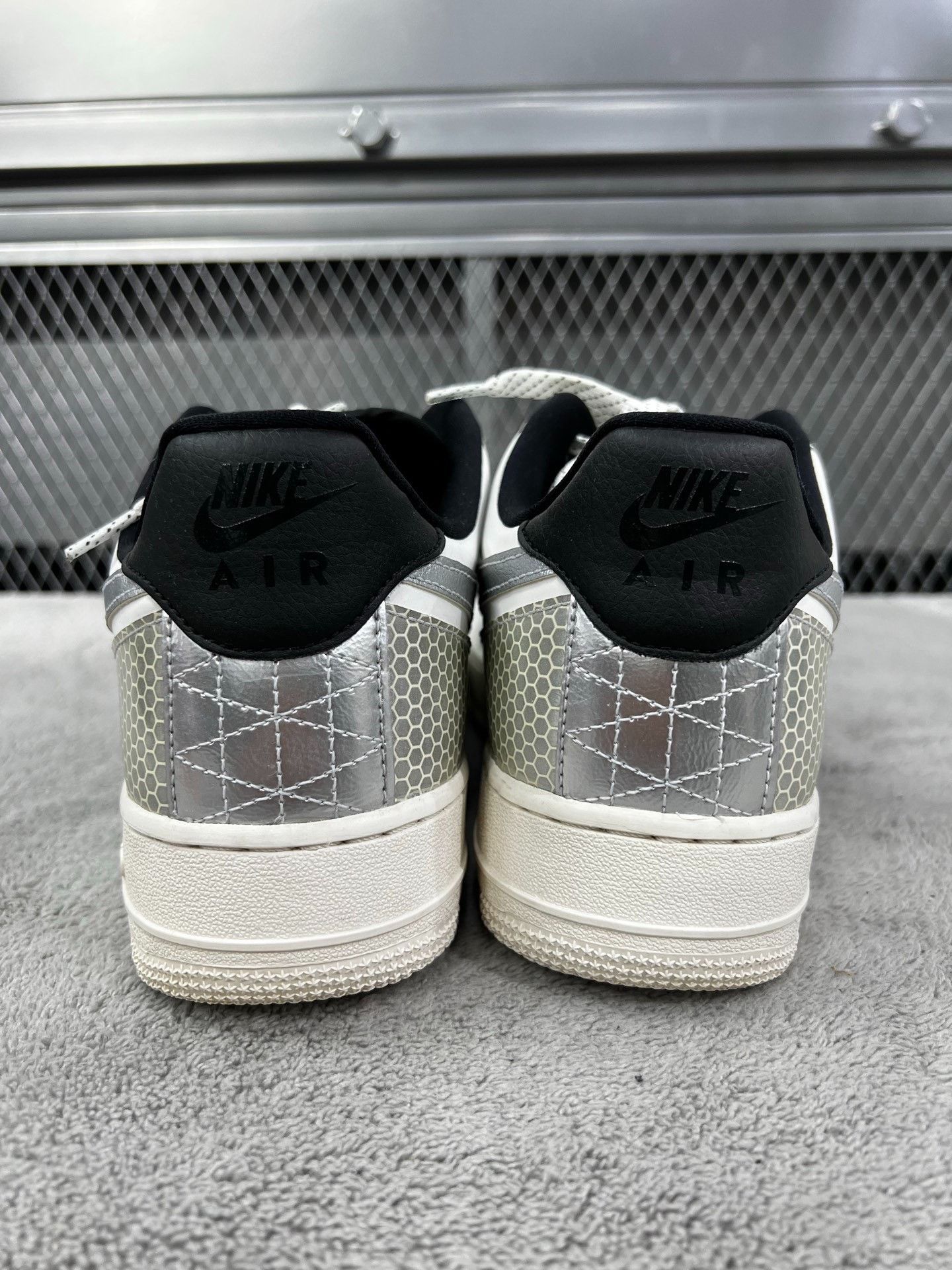 Nike Nike Reflective White Lowtop Sneakers M Men Size US 10 / EU 43 - 7 Thumbnail