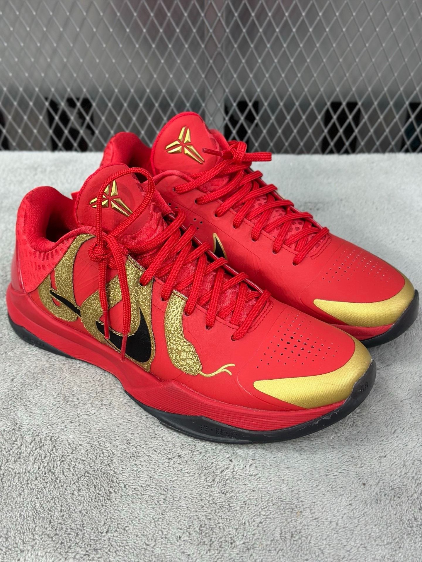 Nike Nike KOBE 5 Gold Lowtop Sneakers 42 Men Size US 9 / EU 42 - 3 Thumbnail