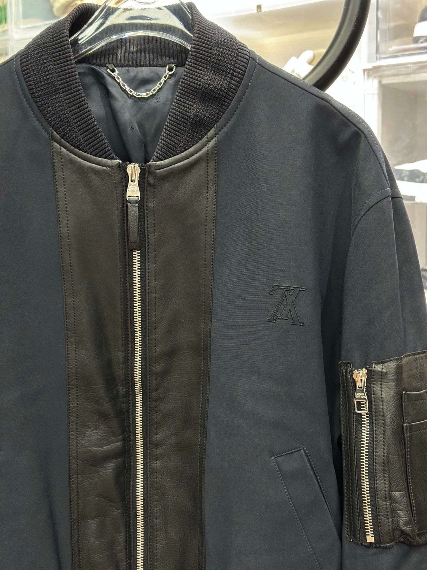 Louis Vuitton Louis Vuitton Light Jacket 44.5 Men Size US L / EU 52-54 / 3 - 2 Thumbnail