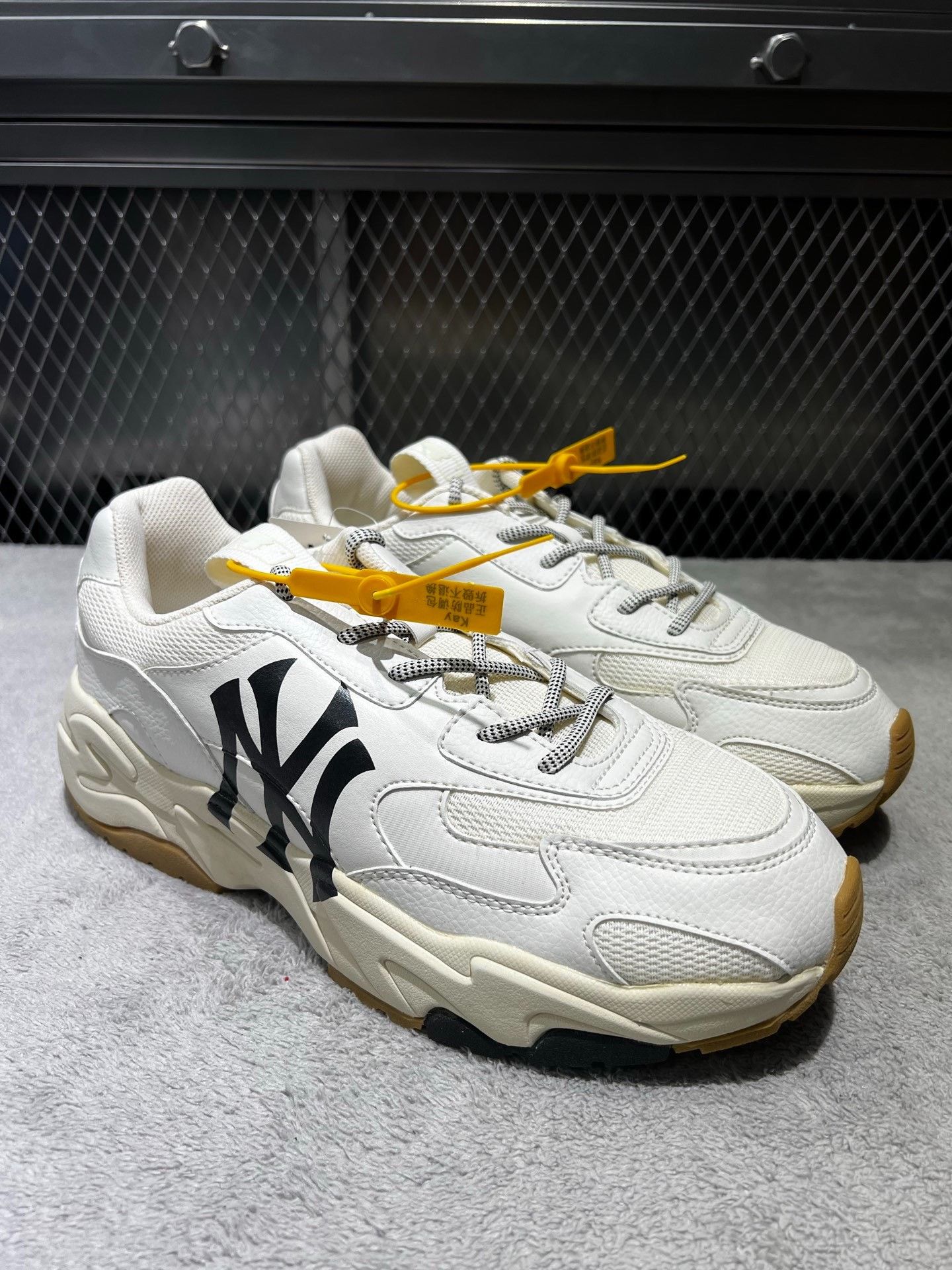 Other Leather White Lowtop Sneakers 44 Men Size US 10.5 / EU 43-44 - 3 Thumbnail